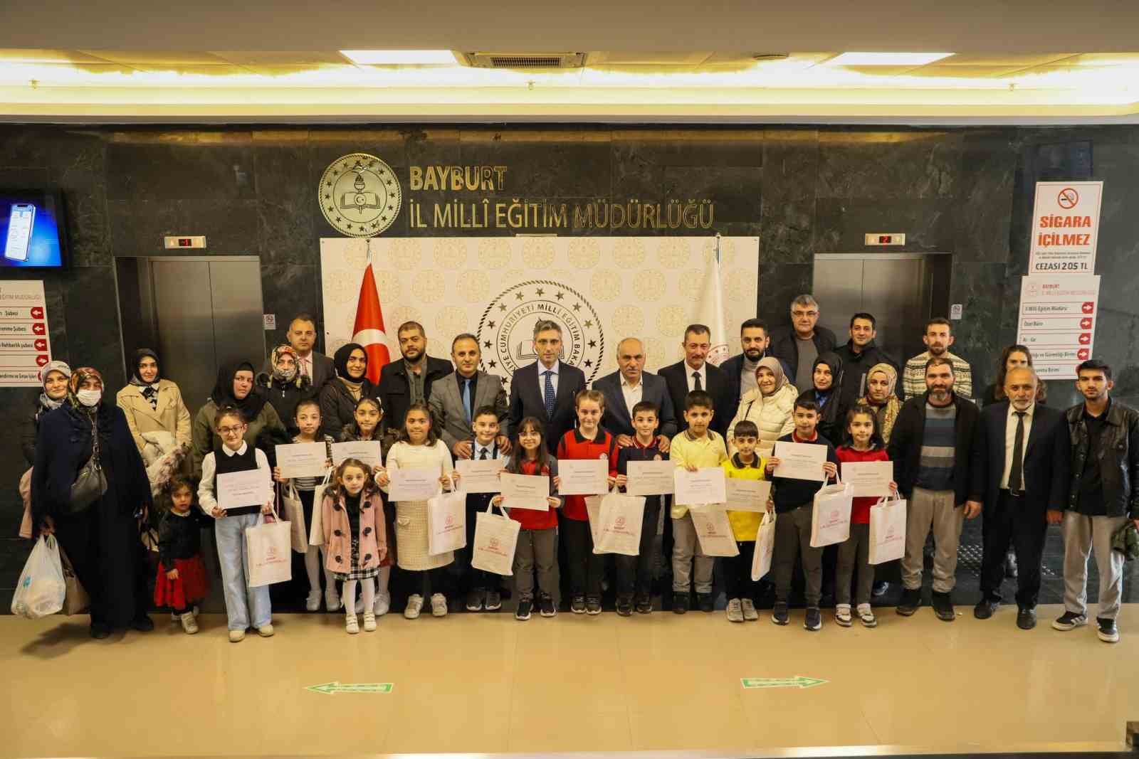 Minik Eller Tasarlıyor projesi kapsamında farklı model çantalar tasarlandı