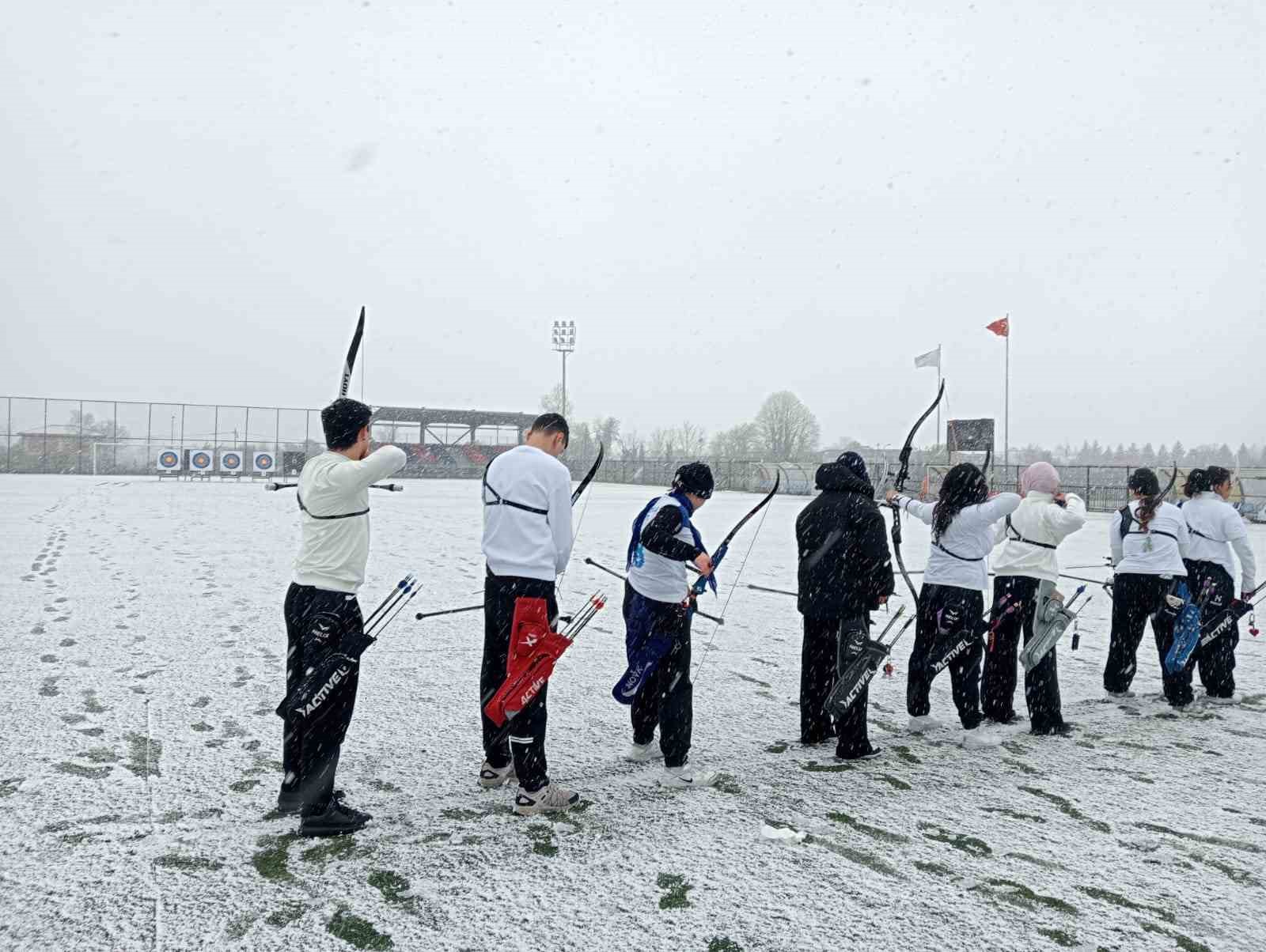 Yaylar gerildi oklar hedefe atıldı