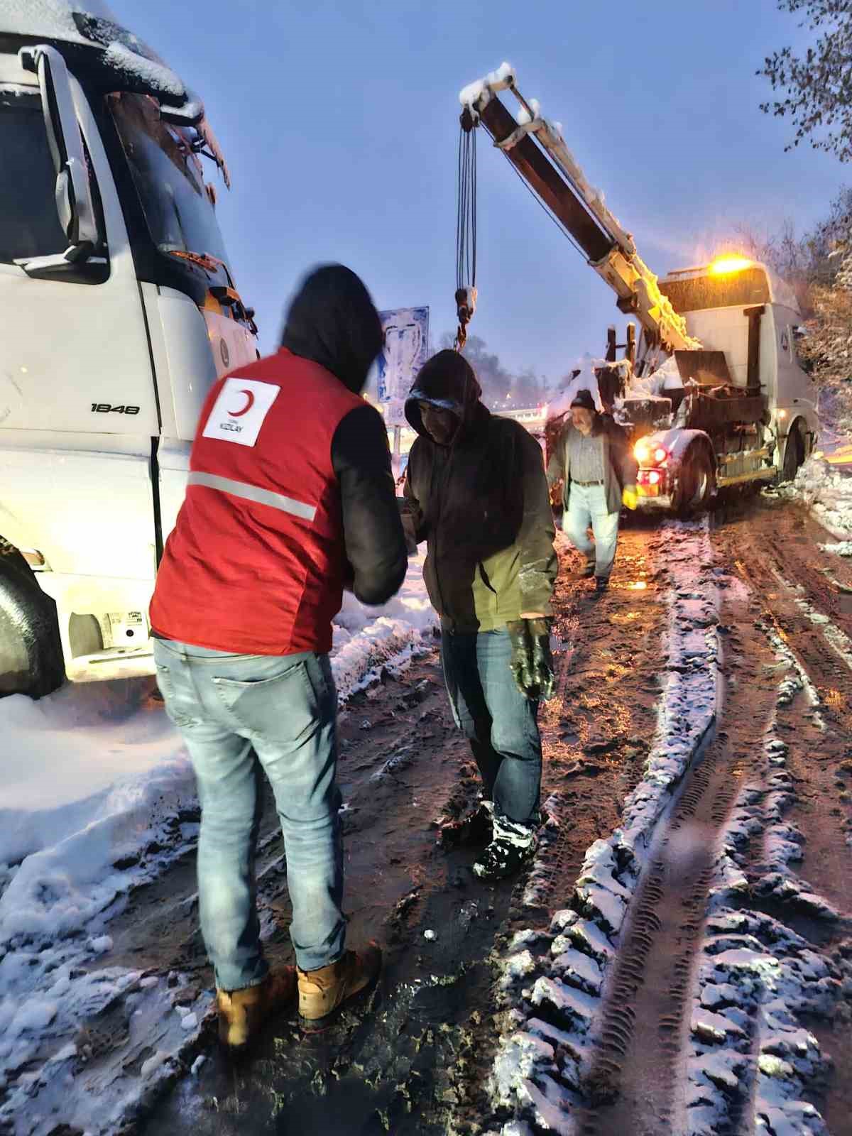 Yoğun kar nedeniyle yolda kalanlara Kızılay&rsquo;dan destek

