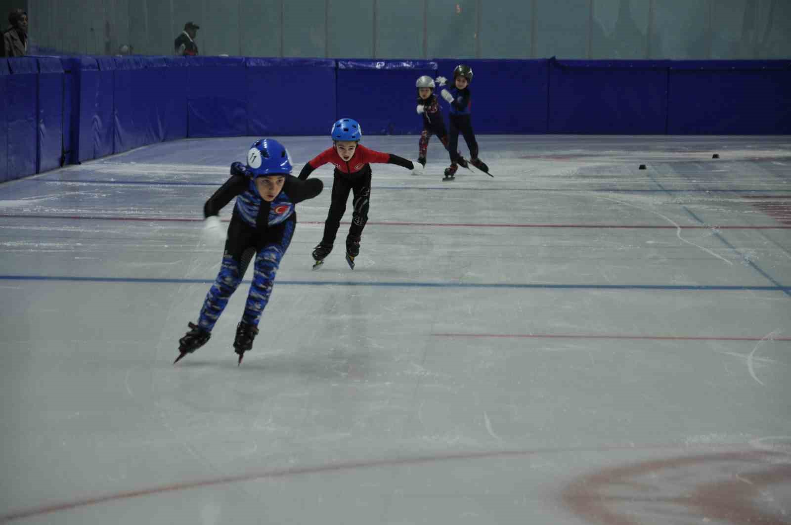 Kars’ta Short Track Türkiye birinciliği yarışları başladı