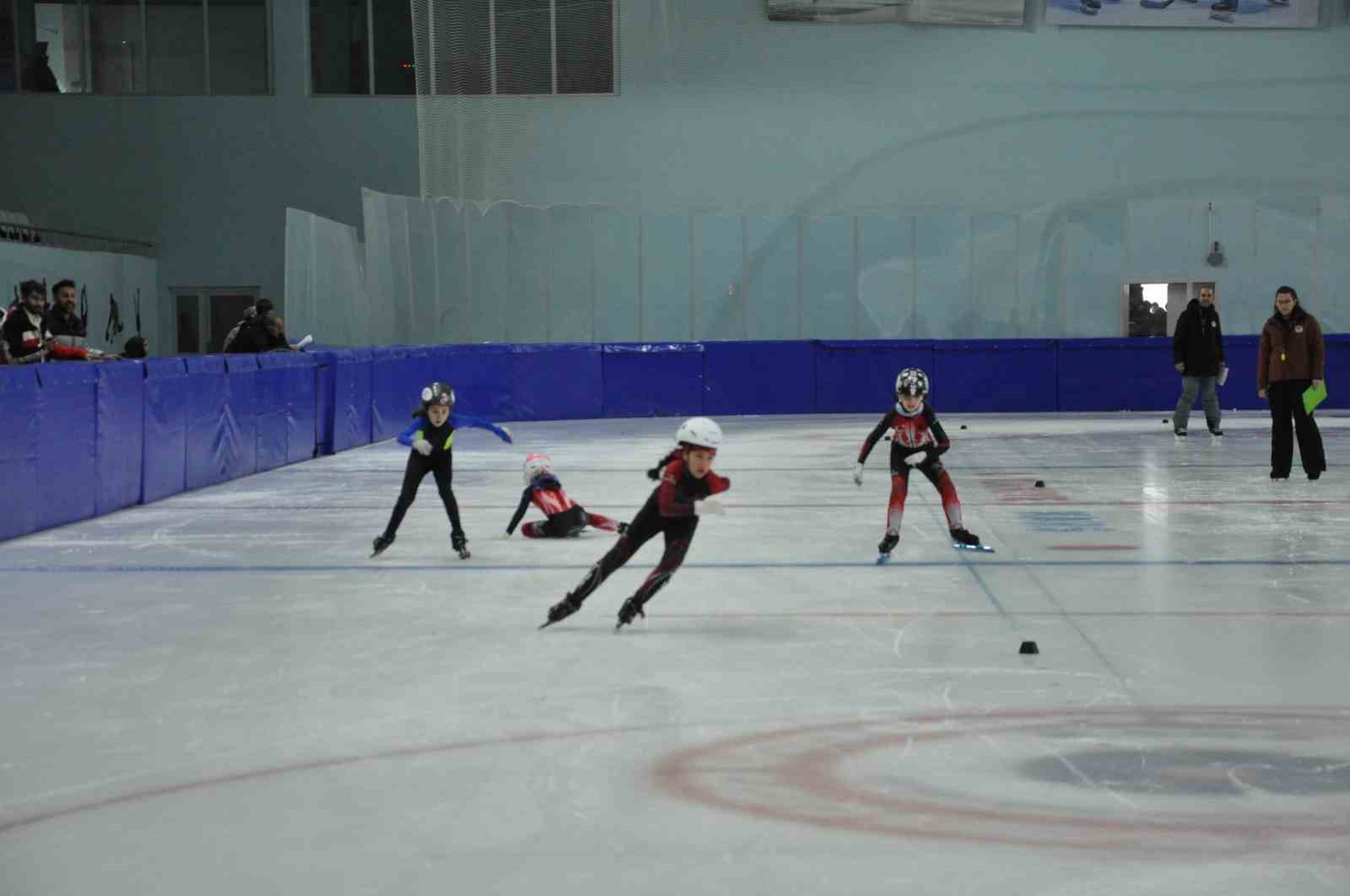 Kars’ta Short Track Türkiye birinciliği yarışları başladı
