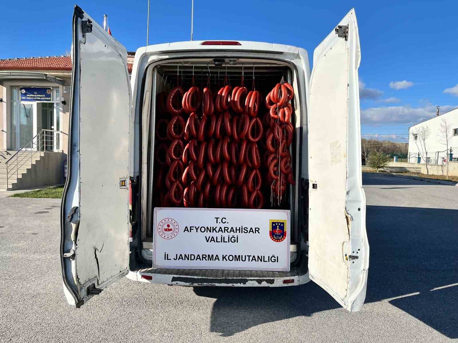 Jandarma yaklaşık 3 ton içeriği değiştirilmiş ve insan sağlığına zararlı sucuk ele geçirdi