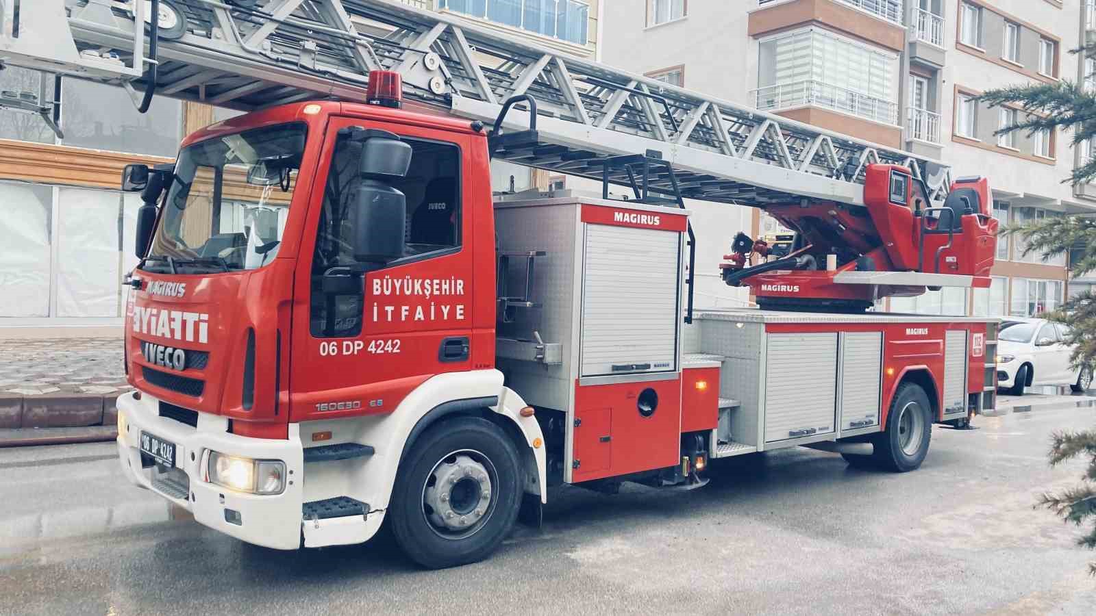 Keçiören’deki ev yangınında 5 kişi dumandan etkilendi
