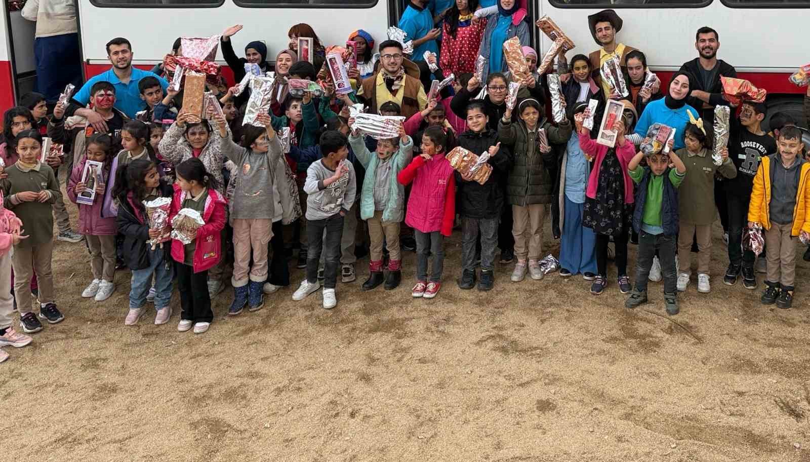 Köy okulundaki öğrencilere sürpriz