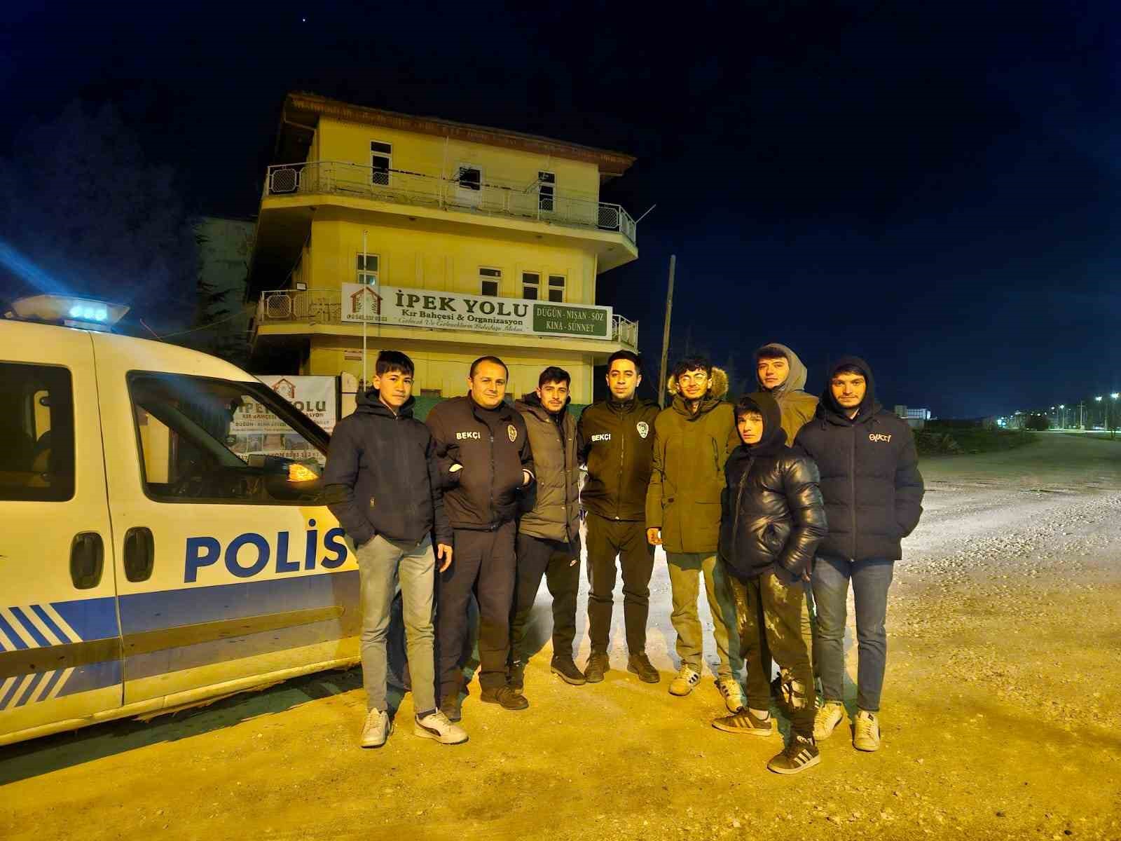 Kavga ihbarına giden çarşı ve mahalle bekçilerine pastalı kutlama