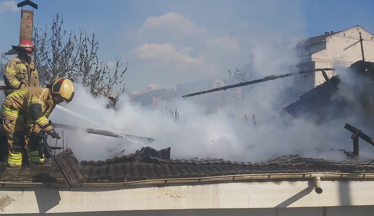 Alev alev yanan köy evi havadan böyle görüntülendi