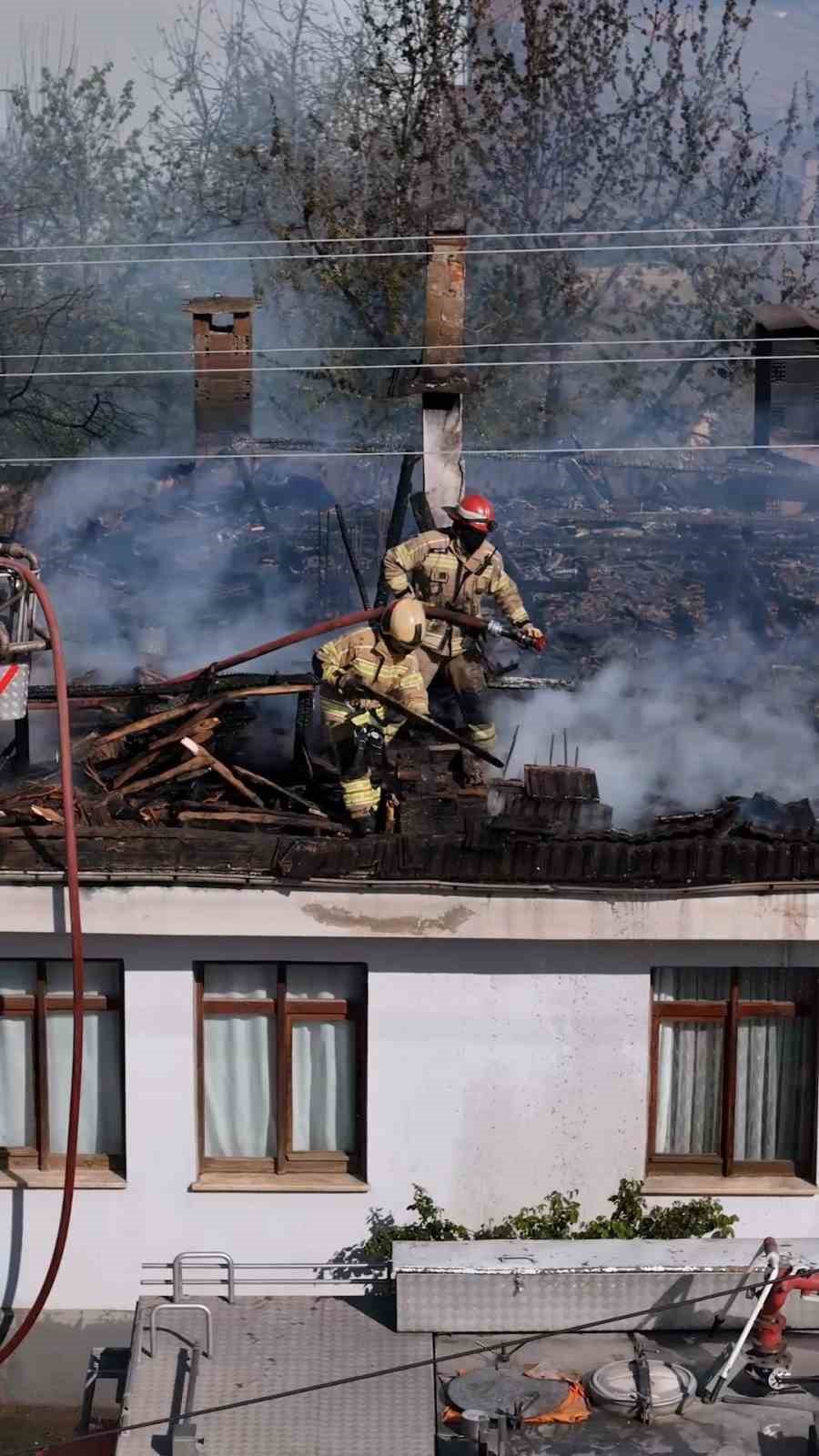 Alev alev yanan köy evi havadan böyle görüntülendi