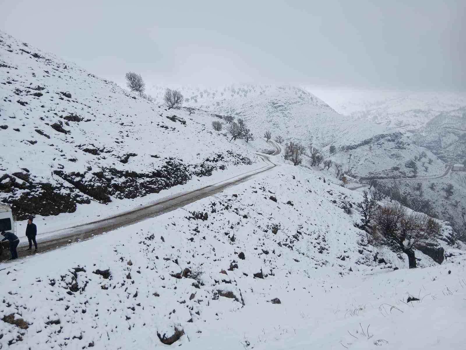 Batman’da Nisan ortasında yayla hazırlığı yapan köylüler kar sürprizi ile karşılaştı