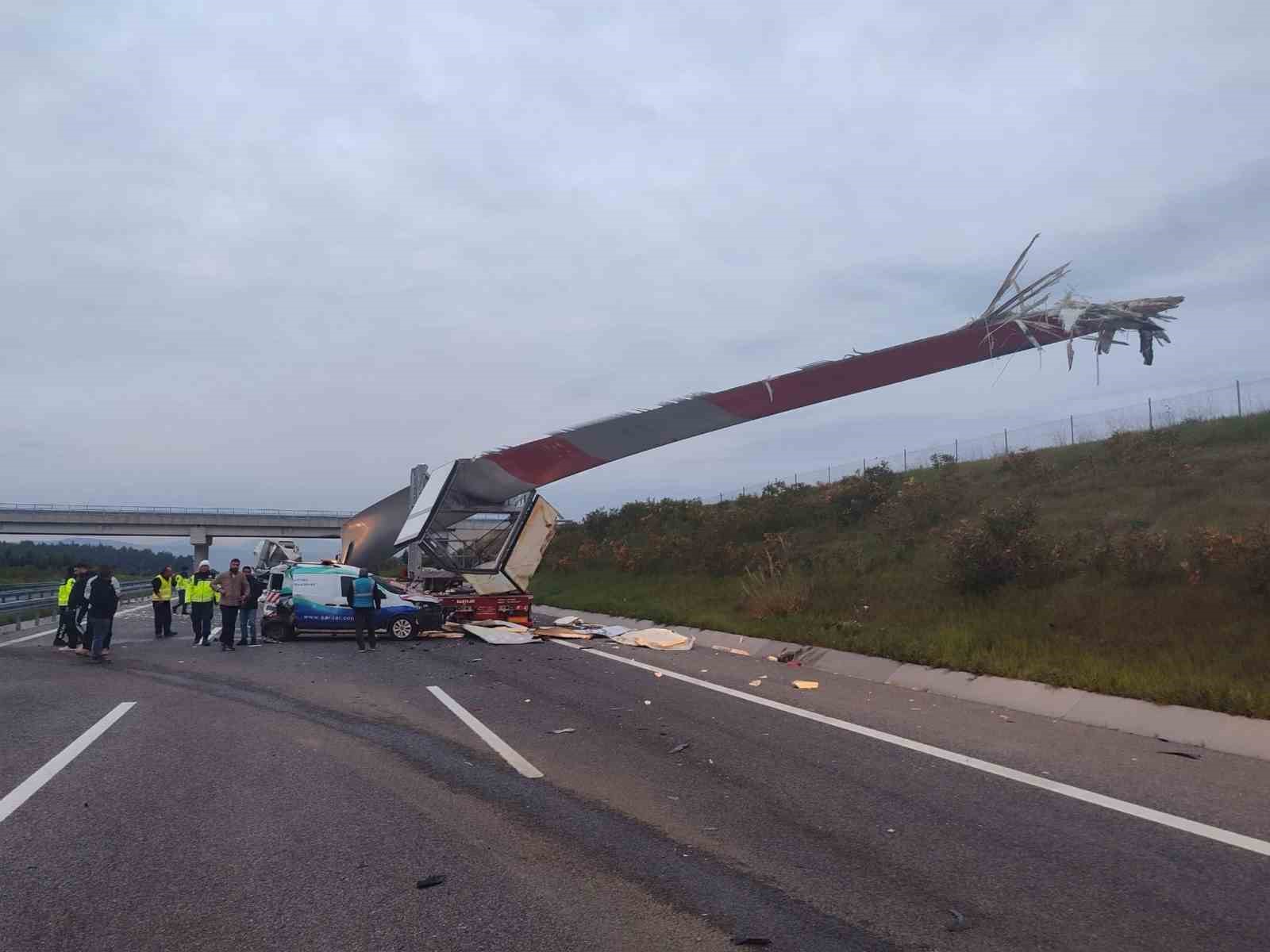 Manisa’da rüzgar türbini pervanesi taşıyan tır kazaya karıştı