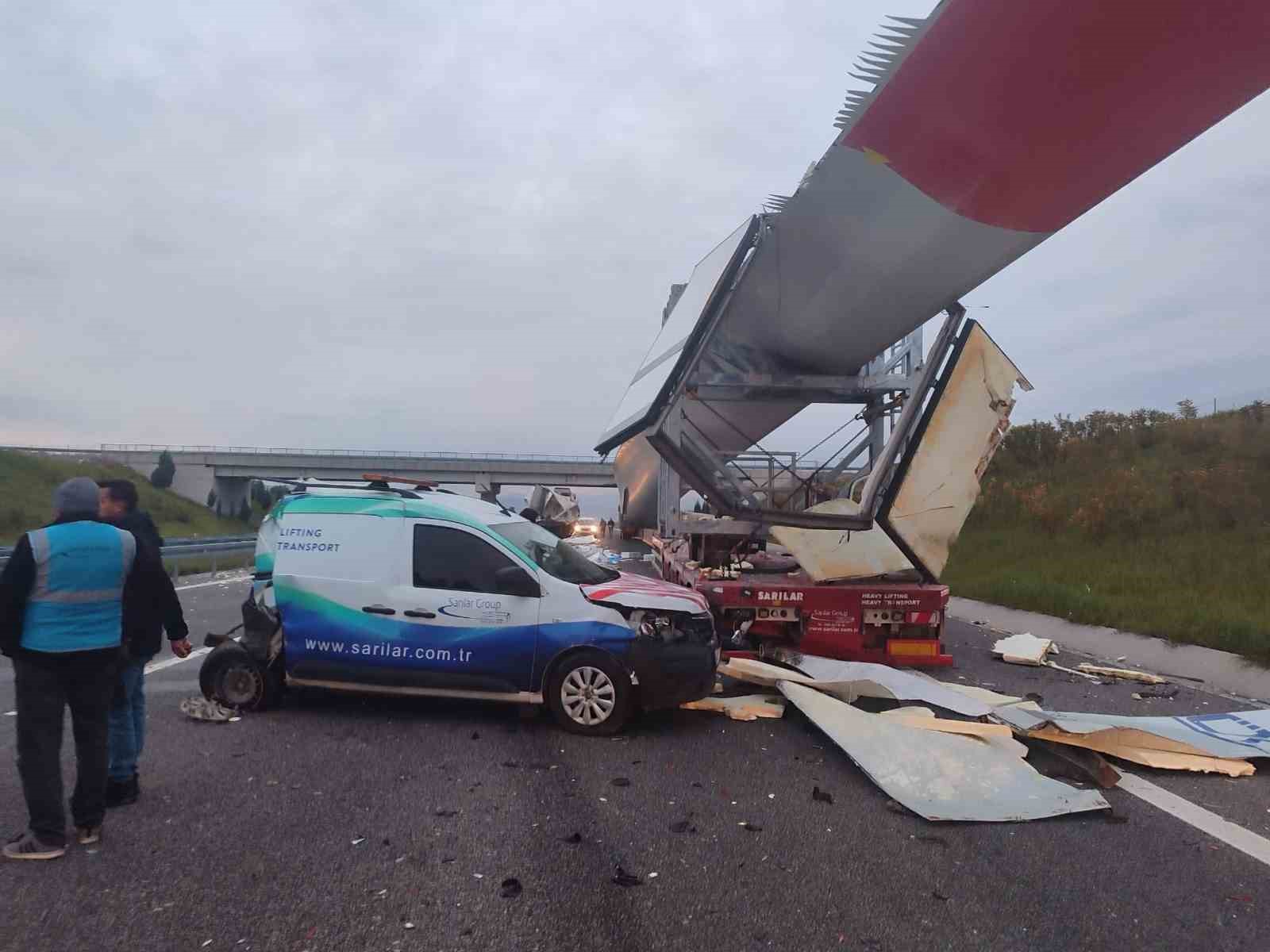 Manisa&rsquo;da r&uuml;zgar t&uuml;rbini pervanesi taşıyan tır kazaya karıştı
