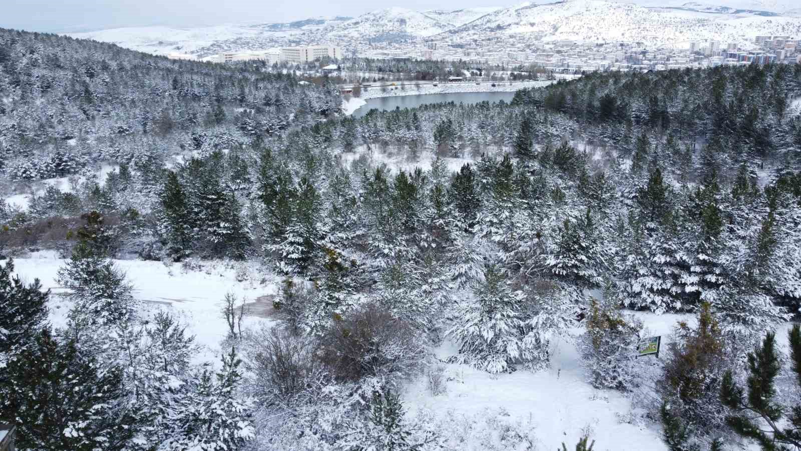 Nisan ayında yağan kar Türkiye’nin ilk milli parkını beyaza bürüdü