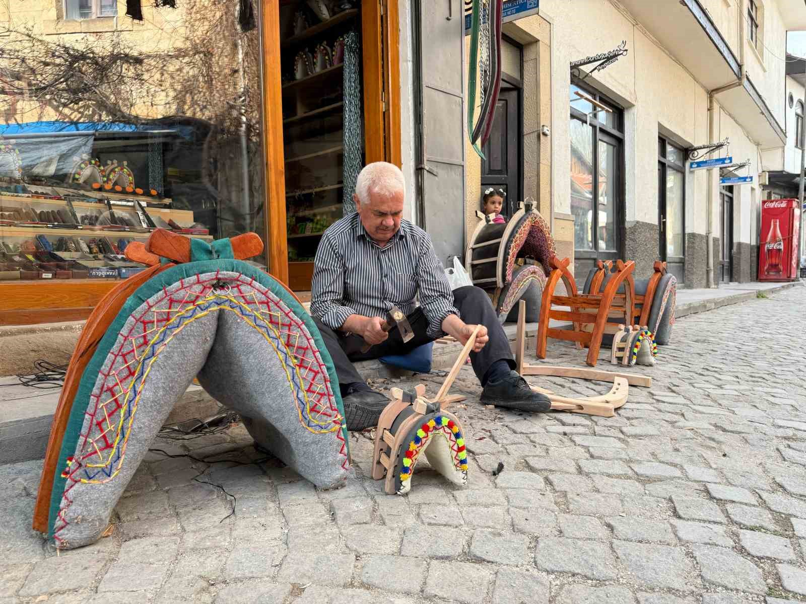 52 yıllık "semerci" ata yadigarı mesleğini gelecek nesillere taşıyor