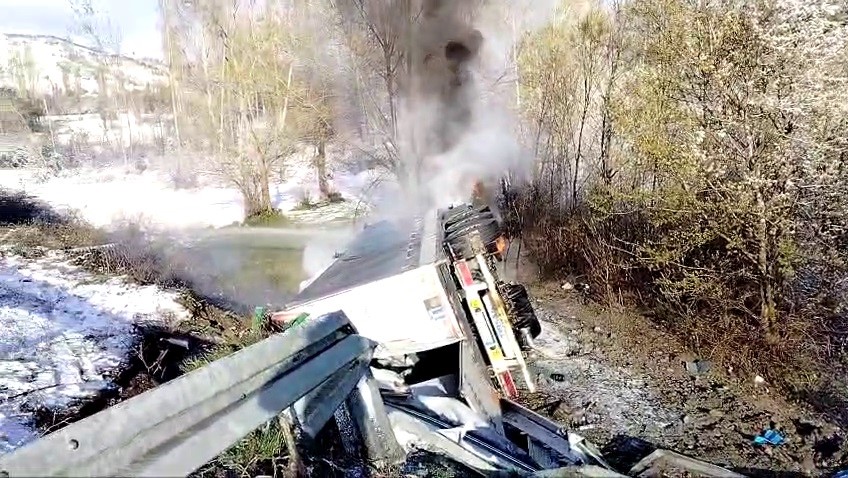 Kontrolden çıkıp devrilen tır alev aldı, sürücü hayatını kaybetti