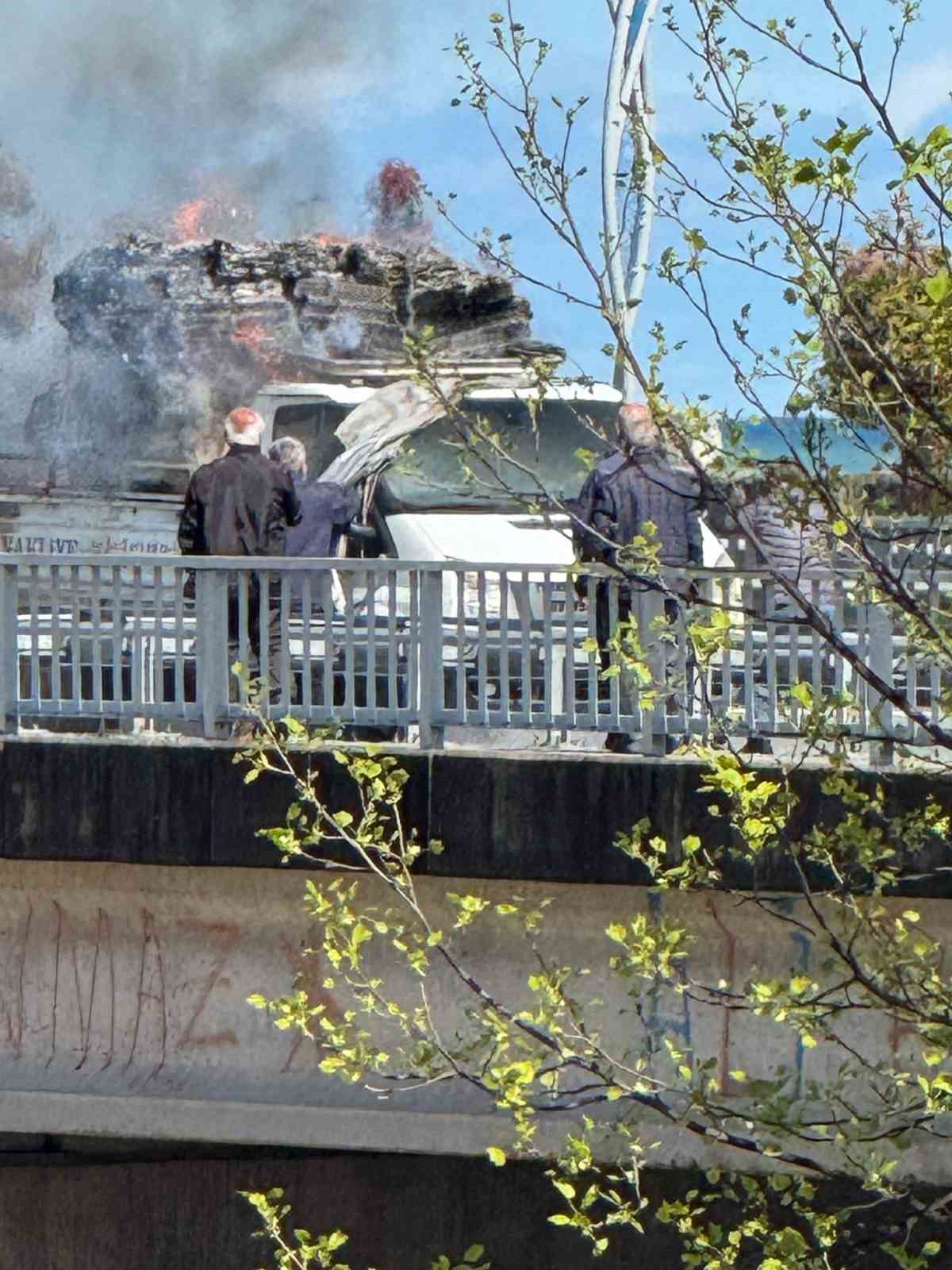 Karadeniz Sahil Yolu&rsquo;nda seyir halindeki kamyonet alev aldı
