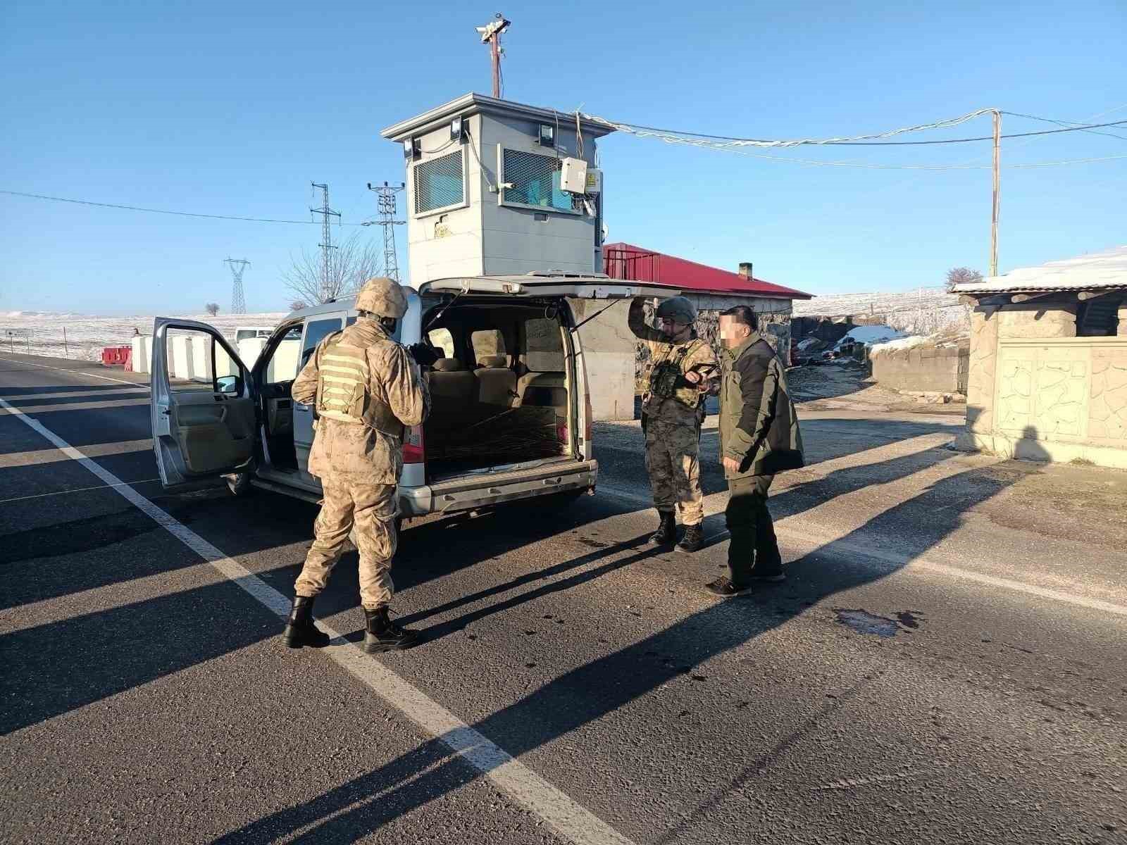 Jandarma göçmen kaçakçılığına geçit vermiyor