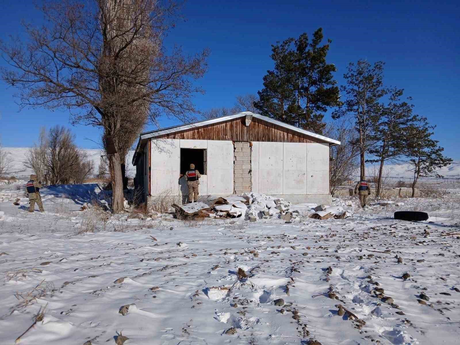 Jandarma g&ouml;&ccedil;men ka&ccedil;ak&ccedil;ılığına ge&ccedil;it vermiyor
