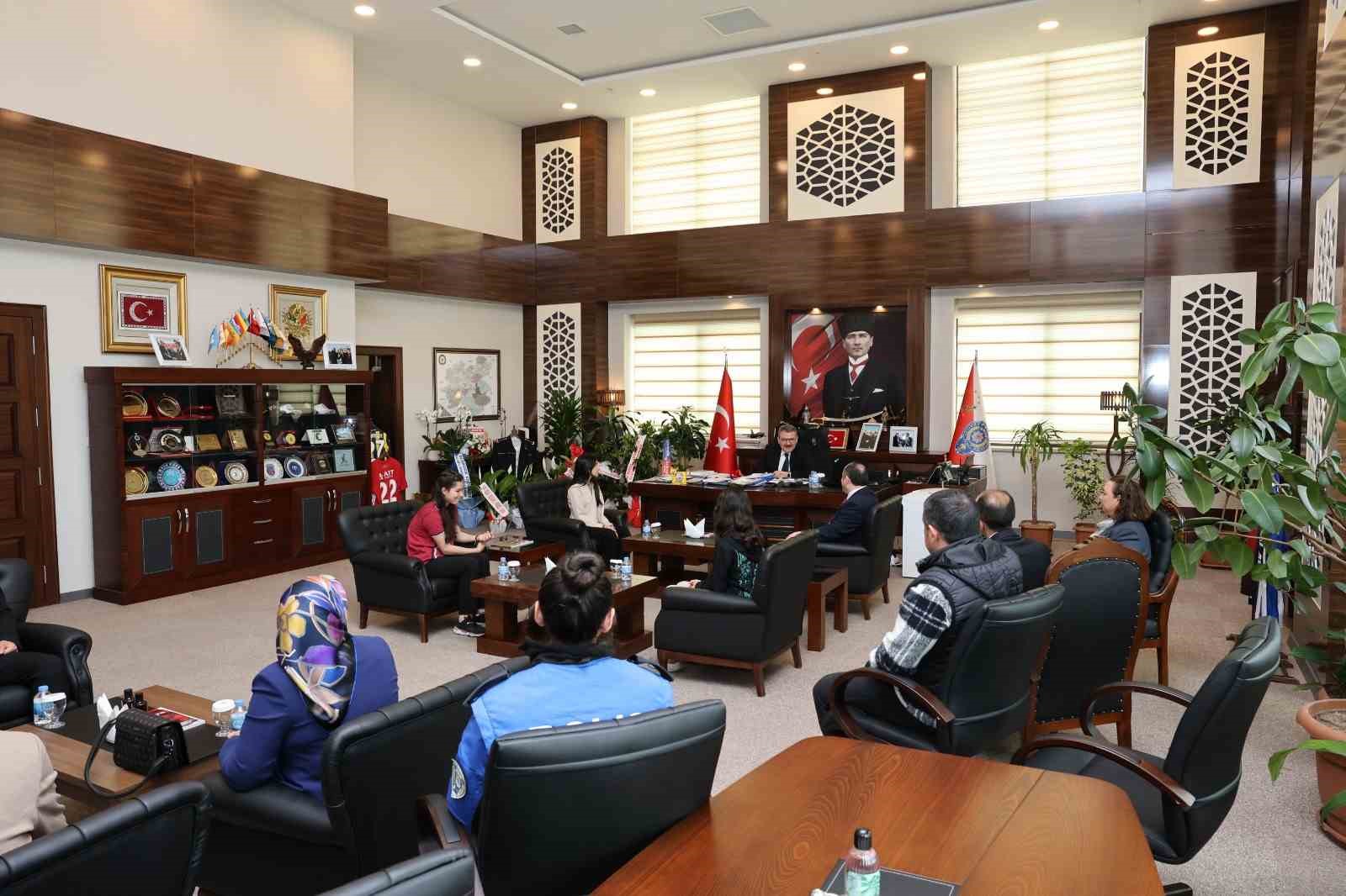 Erzurum&rsquo;da "&Ccedil;ocuk g&ouml;z&uuml;yle polis" konulu resim yarışması d&uuml;zenlendi
