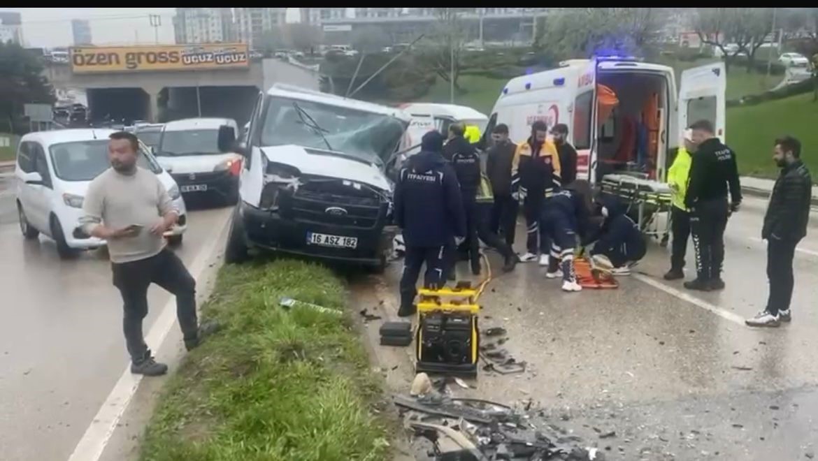 Yağmurda faciadan dönüldü...Kaza anı kamerada