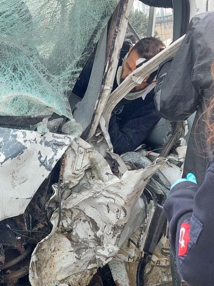 Yağmurda faciadan d&ouml;n&uuml;ld&uuml;...Kaza anı kamerada
