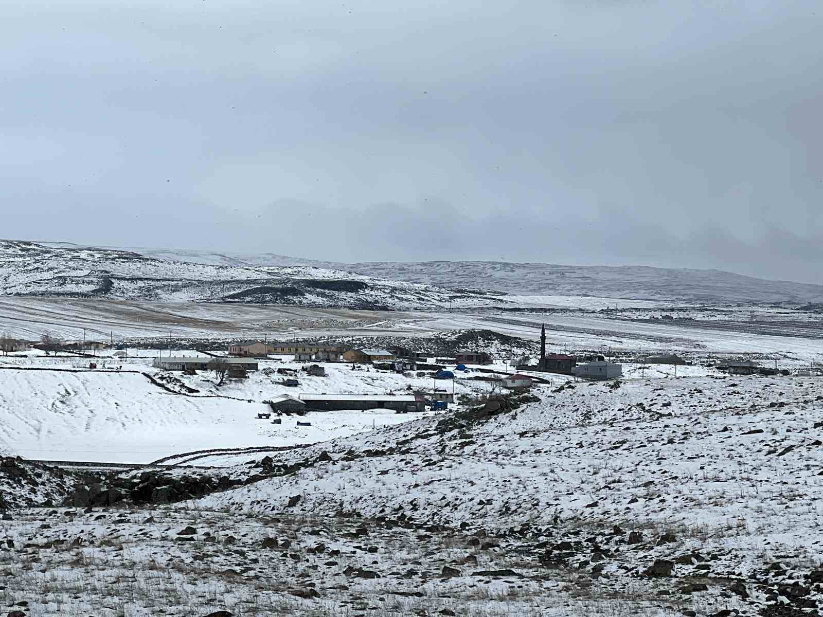 Arpaçay’da 2 mevsim bir arada yaşanıyor