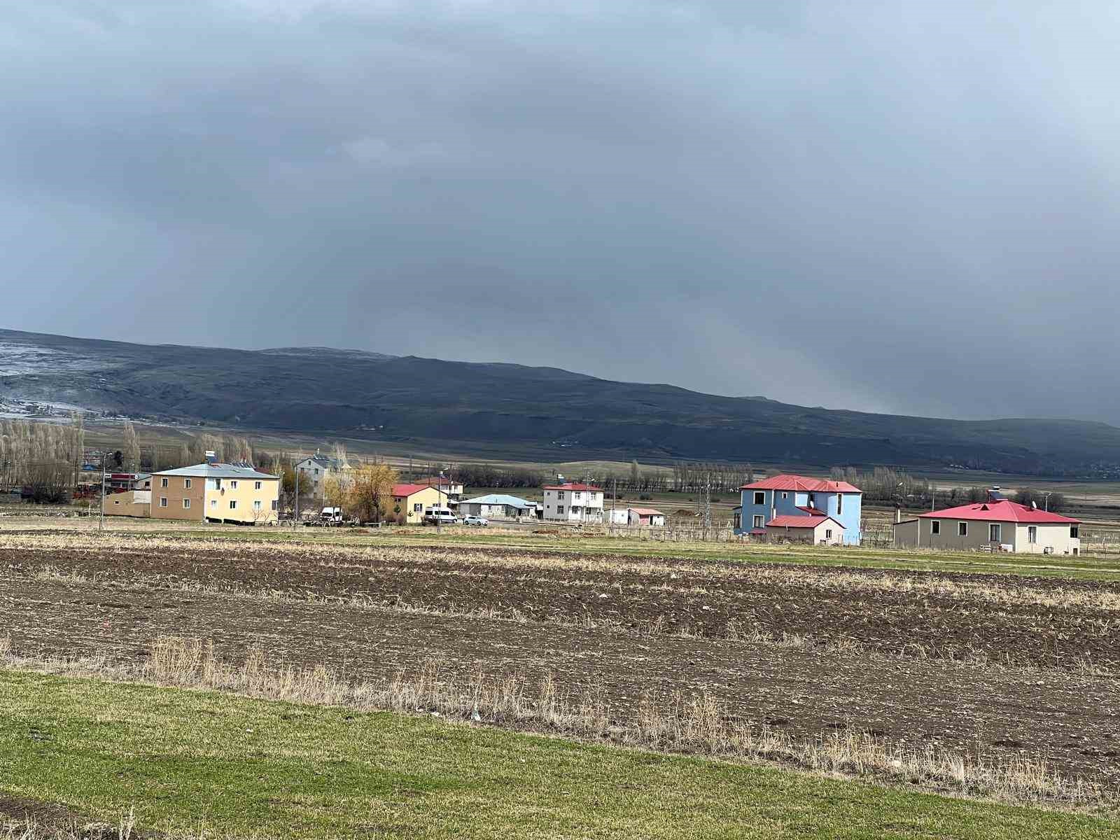 Arpa&ccedil;ay&rsquo;da 2 mevsim bir arada yaşanıyor
