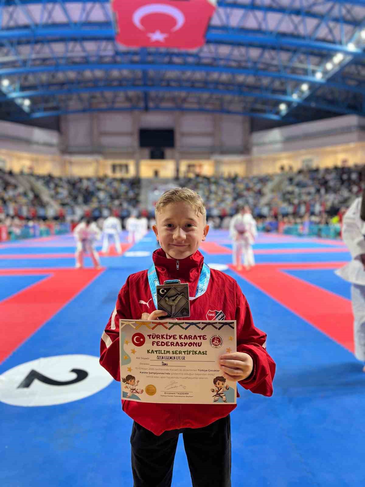 Balıkesirli minik karateci T&uuml;rkiye ikincisi oldu
