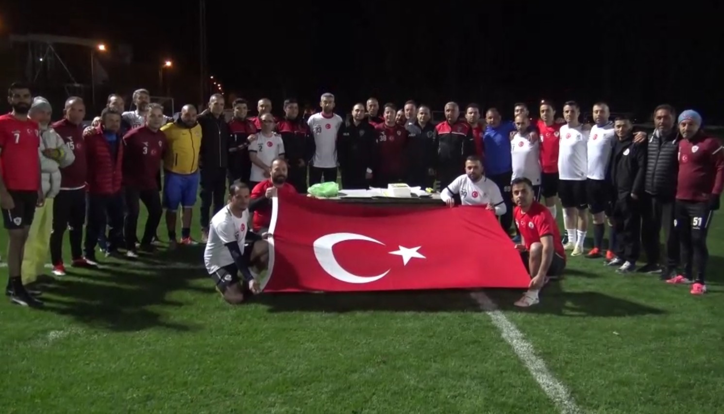 "Antrenmanda kavga var" ihbarına geldiler, meşaleler eşliğinde pastayı görünce şaşırdılar