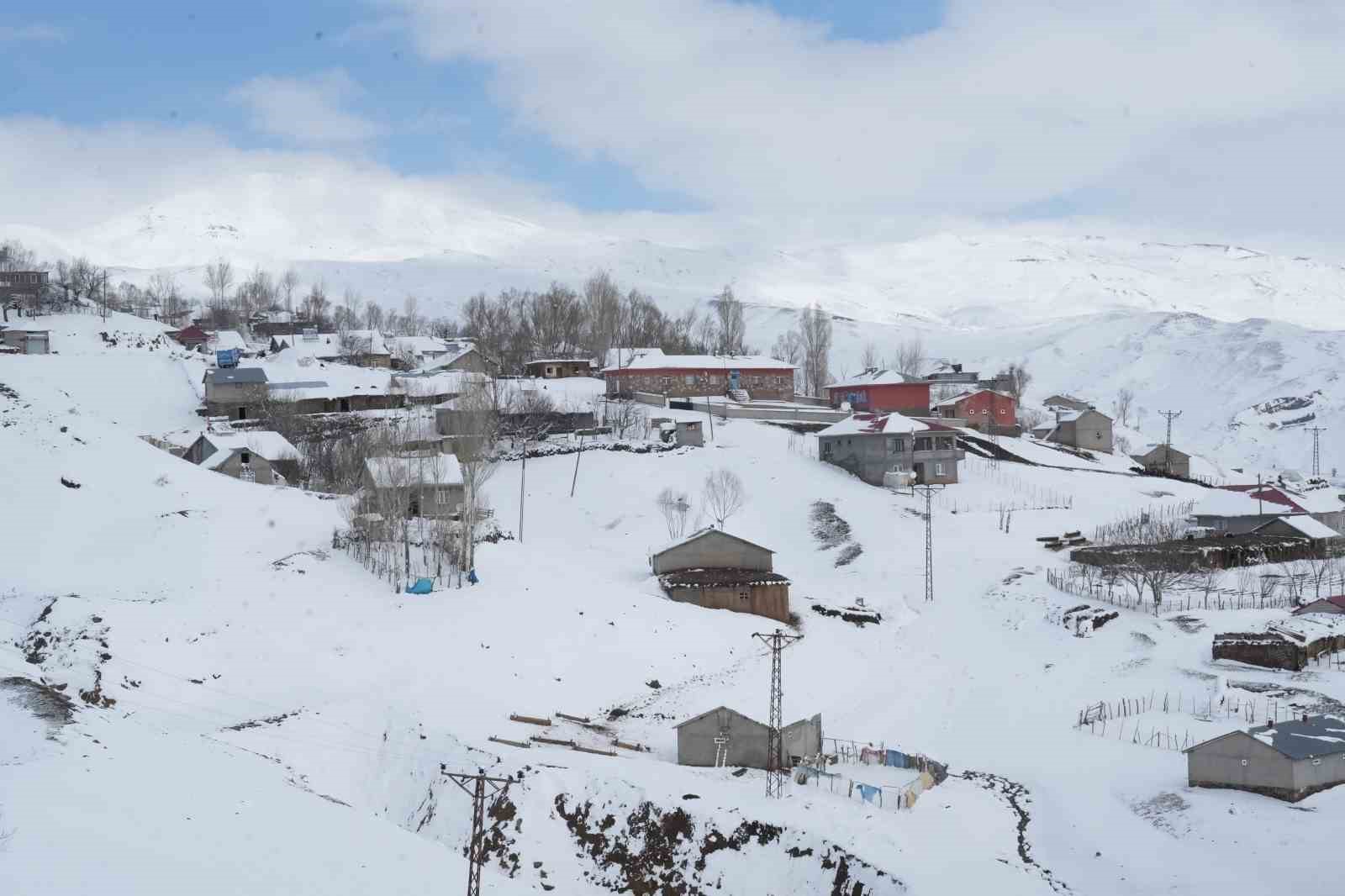 Muş’ta nisan karı yüksek kesimleri beyaza bürüdü