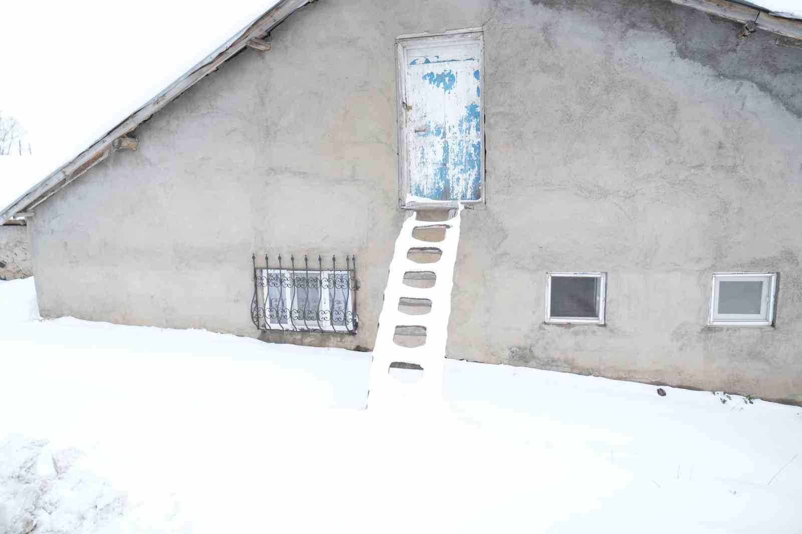 Muş’ta nisan karı yüksek kesimleri beyaza bürüdü
