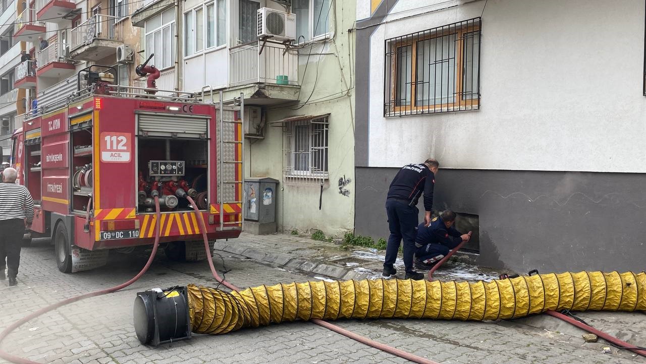 Beş katlı apartmanda yangın paniği: Mahsur kalan vatandaşları itfaiye kurtardı