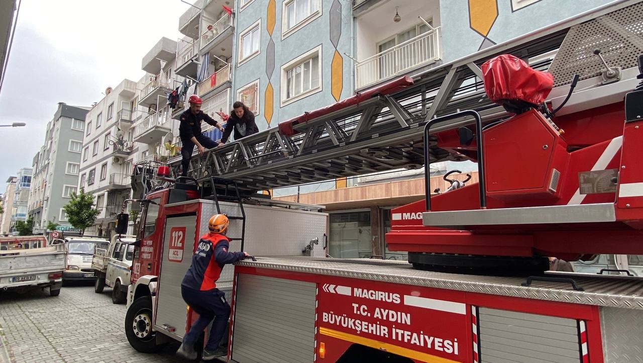 Beş katlı apartmanda yangın paniği: Mahsur kalan vatandaşları itfaiye kurtardı