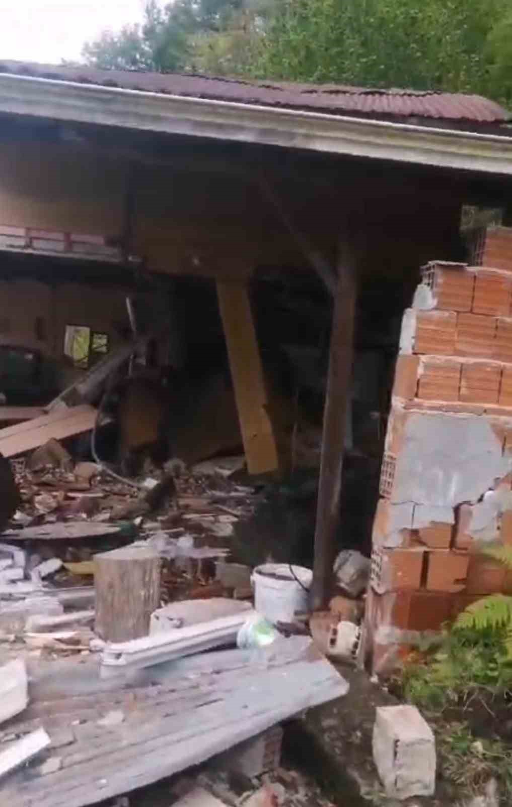 Yamaçtan kopan kayalar eve çarptı