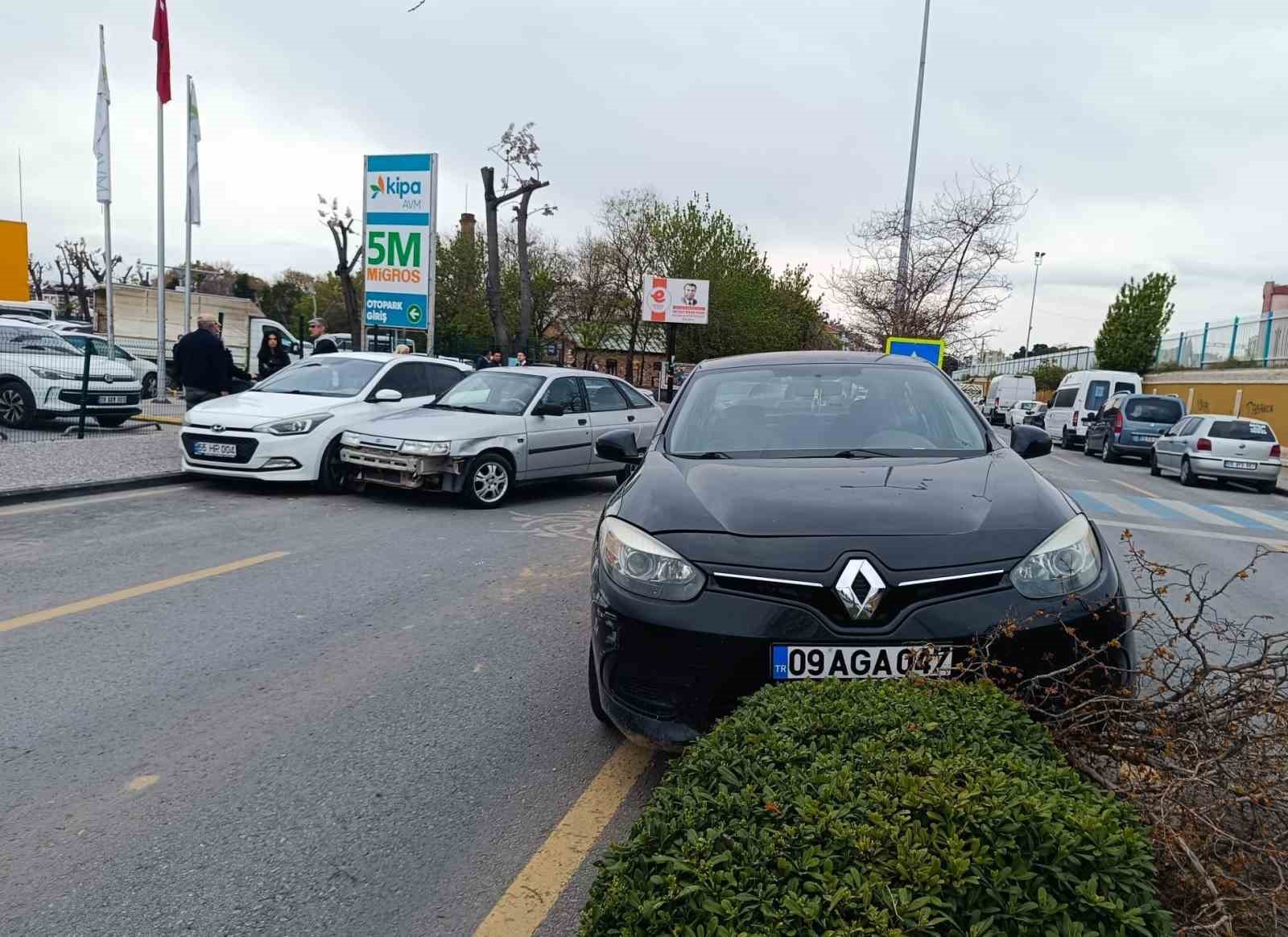 Otoparktan kontrolsüzce çıkan otomobil kazaya sebep oldu