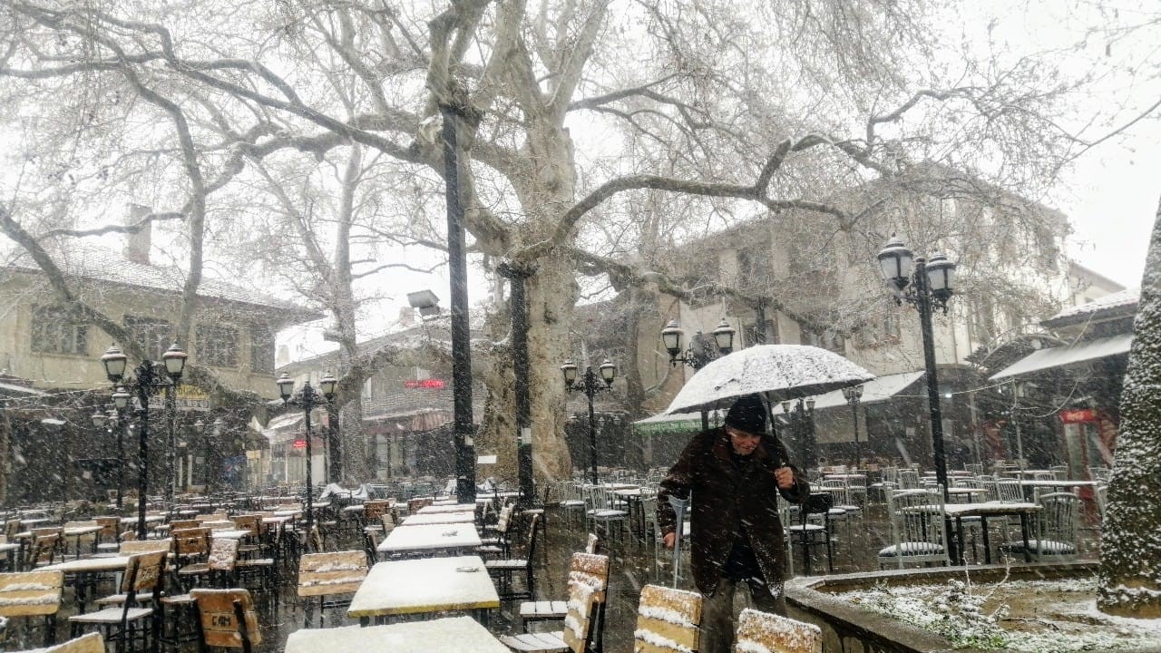 Nisan ayında yağan kar Isparta’nın Yalvaç ilçesini beyaza bürüdü