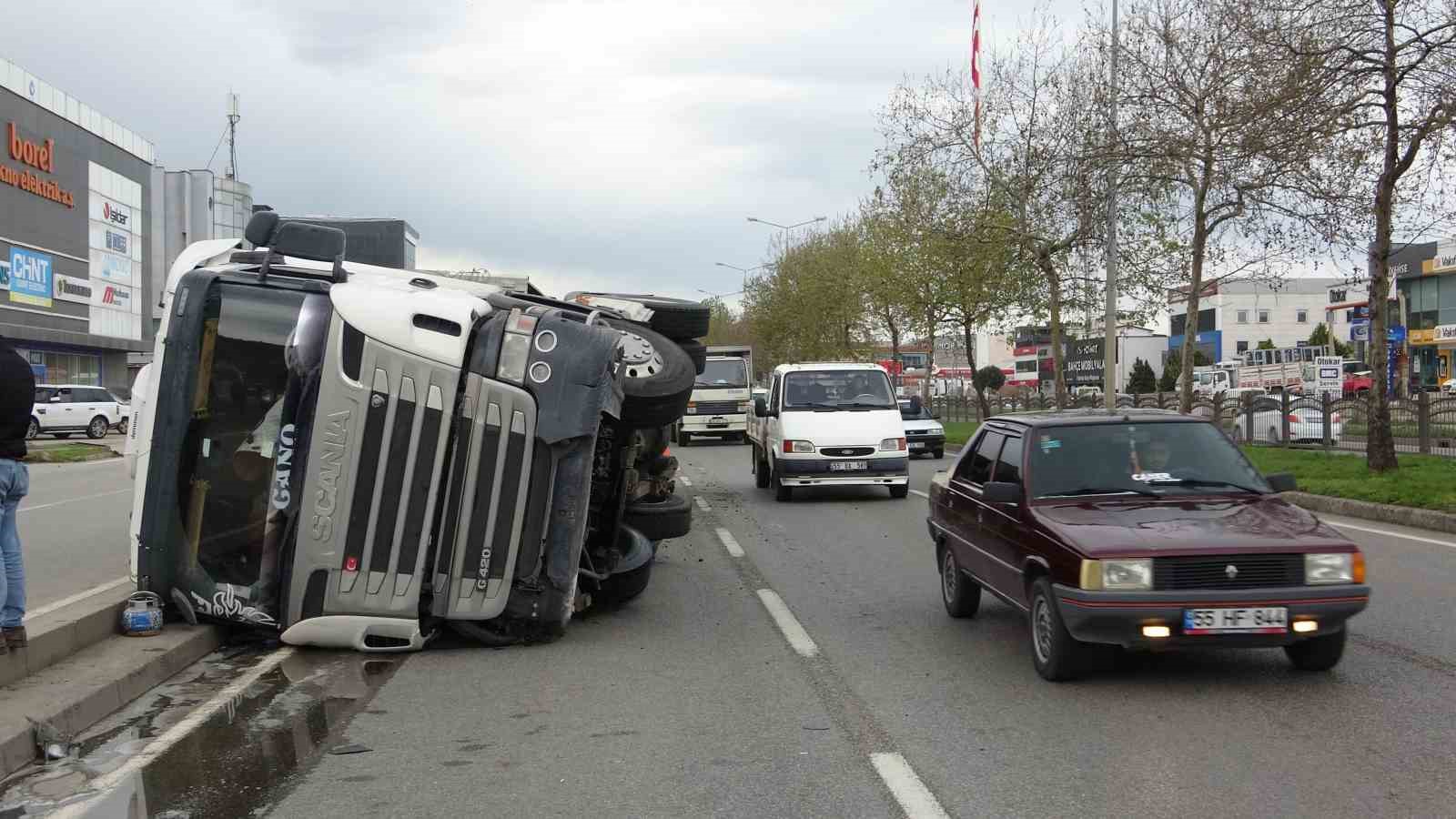 Temizlik malzemesi yüklü tır devrildi: 1 yaralı