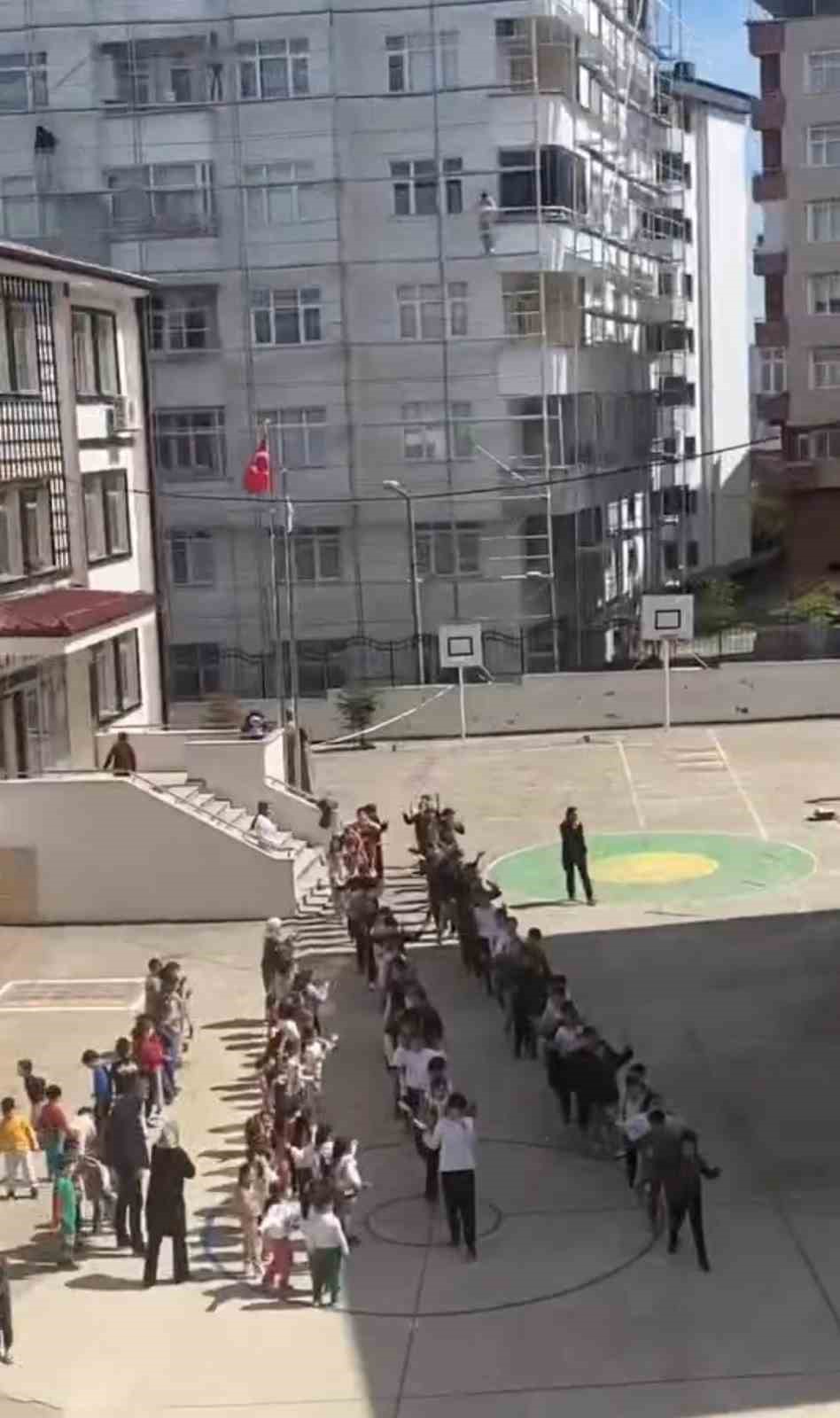 Rize&rsquo;de tebess&uuml;m ettiren g&ouml;r&uuml;nt&uuml;: 23 Nisan&rsquo;a hazırlanan &ouml;ğrencilere iskele &uuml;zerinde halay &ccedil;ekerek eşlik etti
