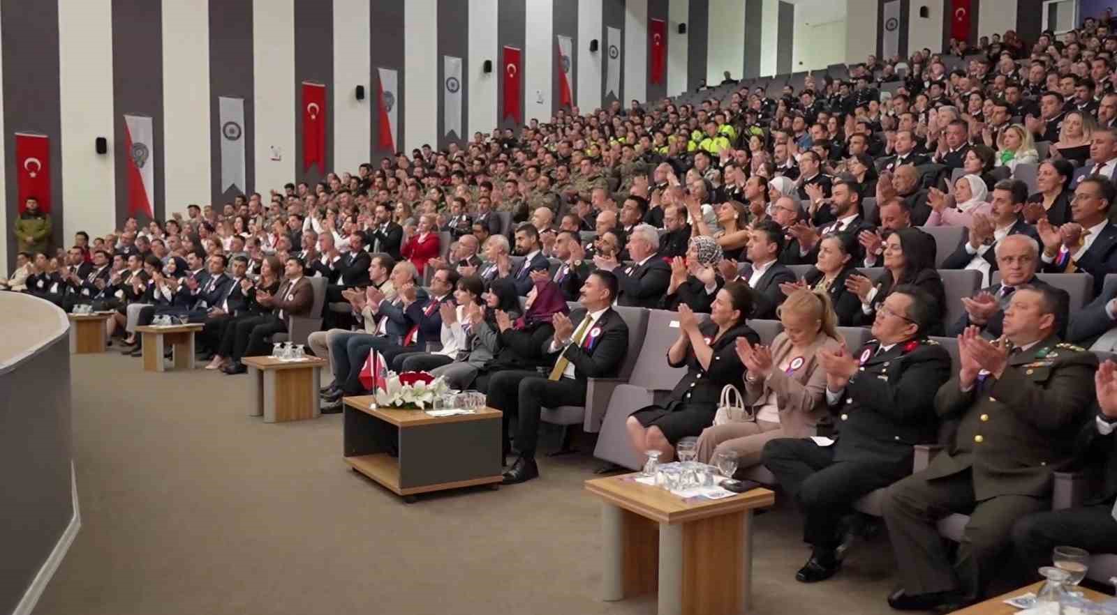 Emniyet m&uuml;d&uuml;r&uuml; &ccedil;aldı, dinleyiciler duygusal anlar yaşadı
