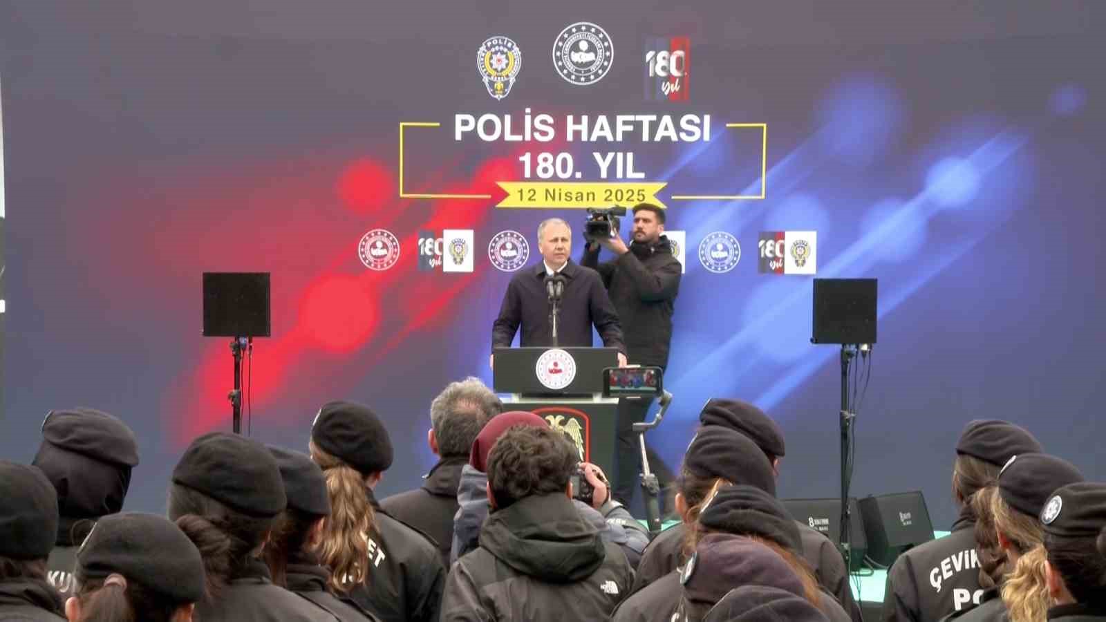 Bakan Yerlikaya çevik kuvvet polislerine hitap etti: "Polis arkadaşlarınızın yaralanmasına, tüm sinsi oyunlara rağmen hukuktan ayrılmadınız"