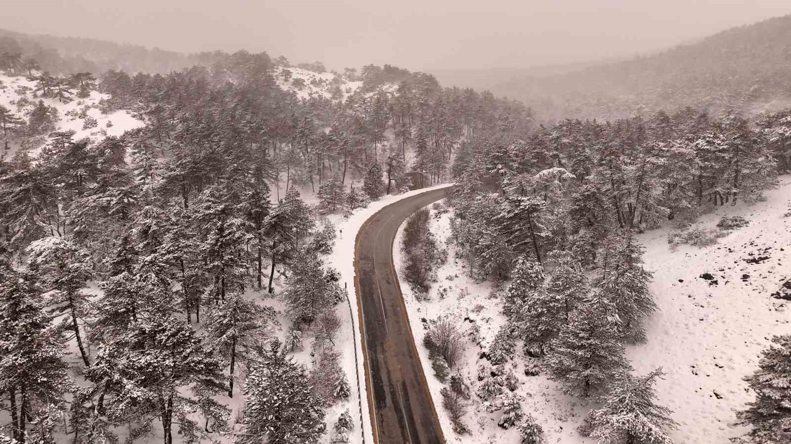 Eskişehir - Sarıcakaya yolu beyaza büründü