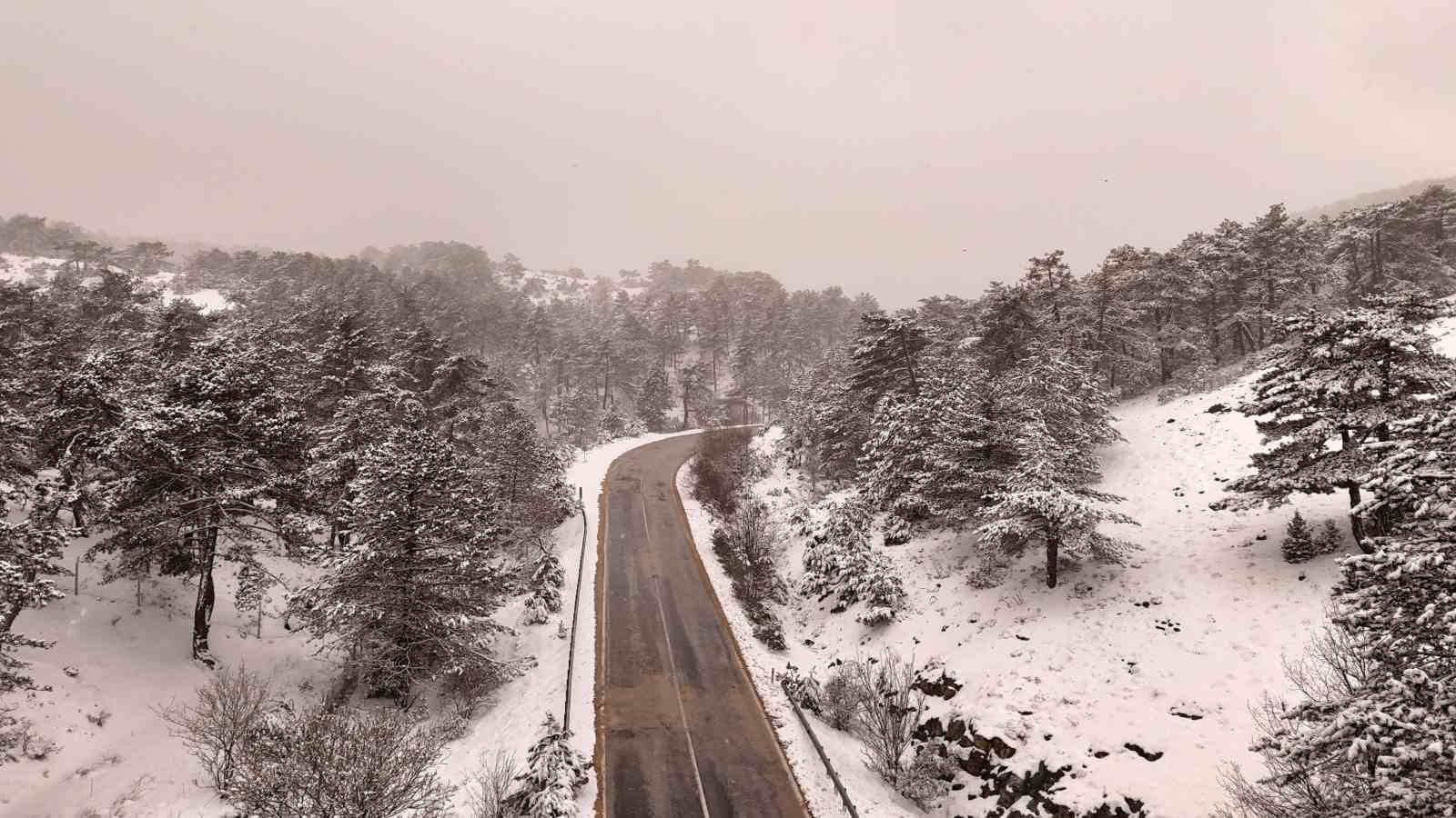 Eskişehir - Sarıcakaya yolu beyaza b&uuml;r&uuml;nd&uuml;
