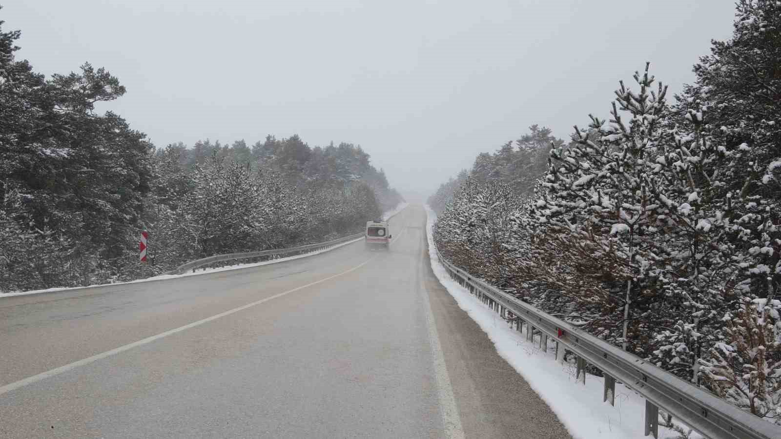 Kastamonu&rsquo;da kar yağışı etkisini s&uuml;rd&uuml;r&uuml;yor: İl&ccedil;e merkezleri beyaz &ouml;rt&uuml;yle kaplandı
