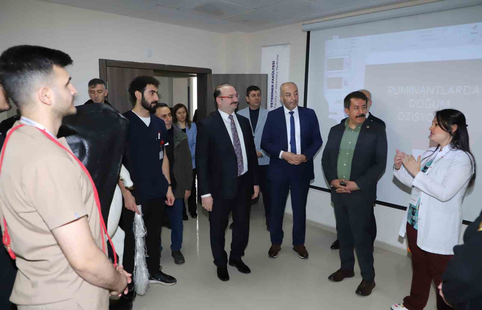 Milletvekili Fırat’tan Atatürk Üniversitesi hayvan hastanesine ziyaret