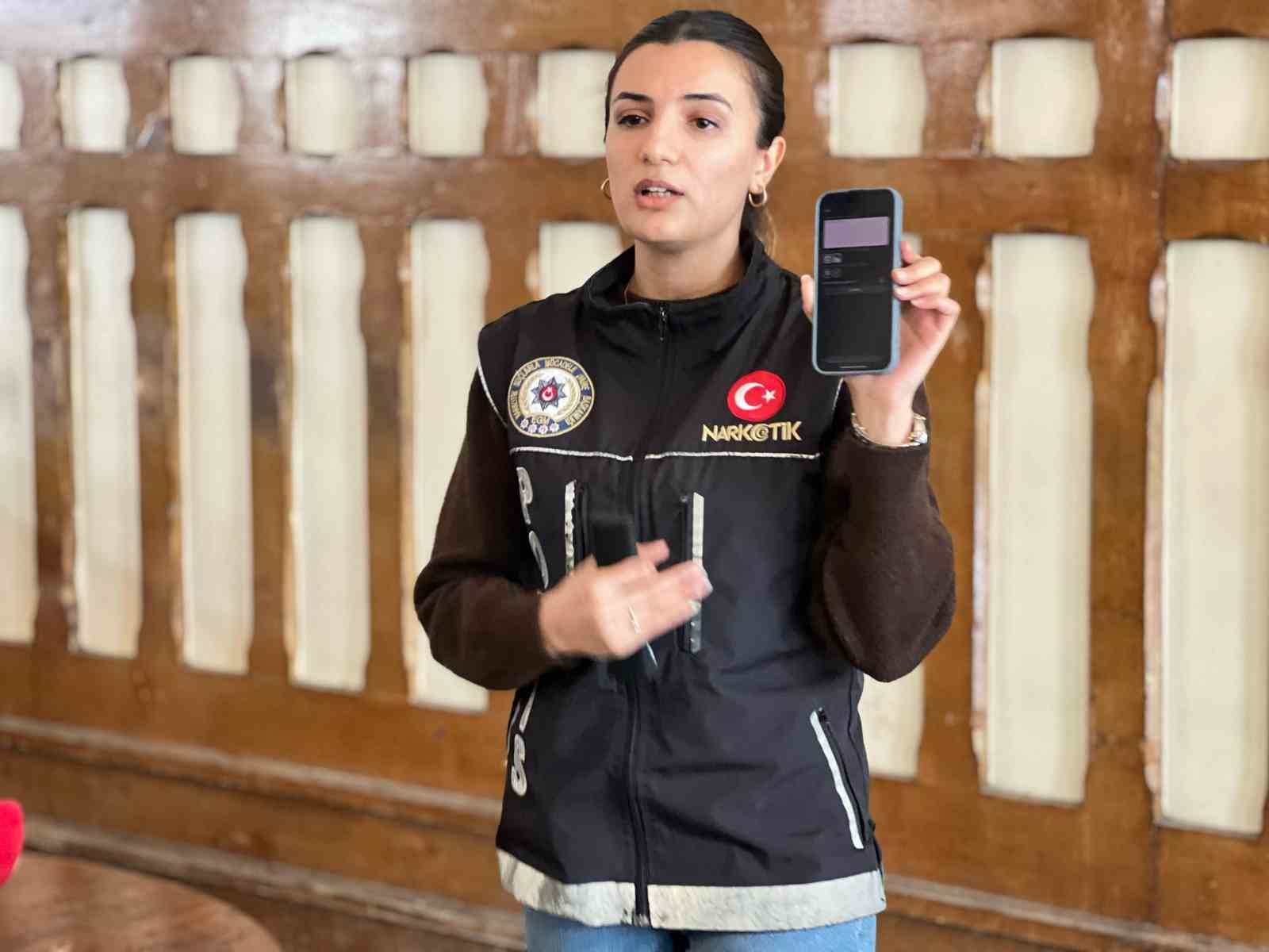 Sirkeci Garı’nda düzenlenen "En İyi Narkotik Polisi Anne" projesine yoğun ilgi