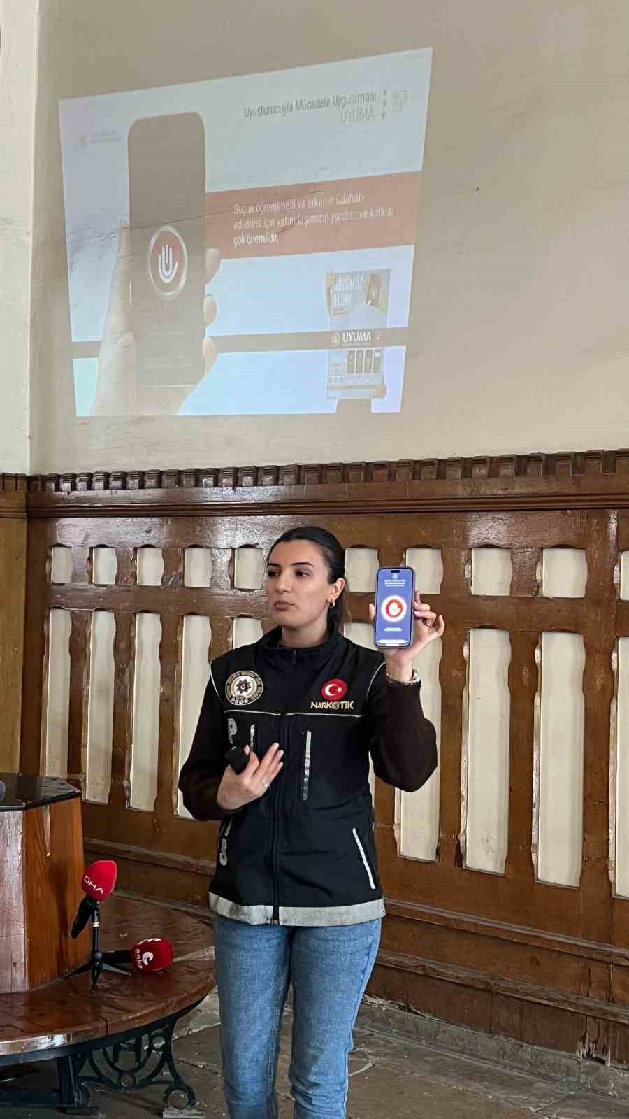 Sirkeci Garı’nda düzenlenen "En İyi Narkotik Polisi Anne" projesine yoğun ilgi
