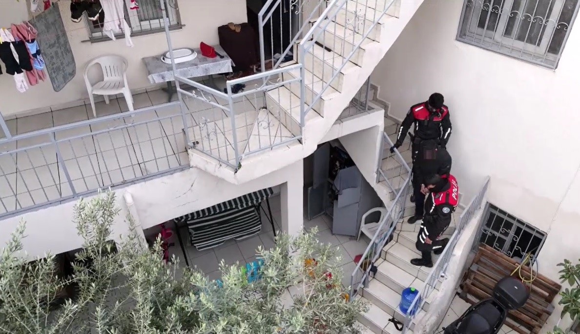 Aranan şahıslar şafak operasyonuyla yakalandı