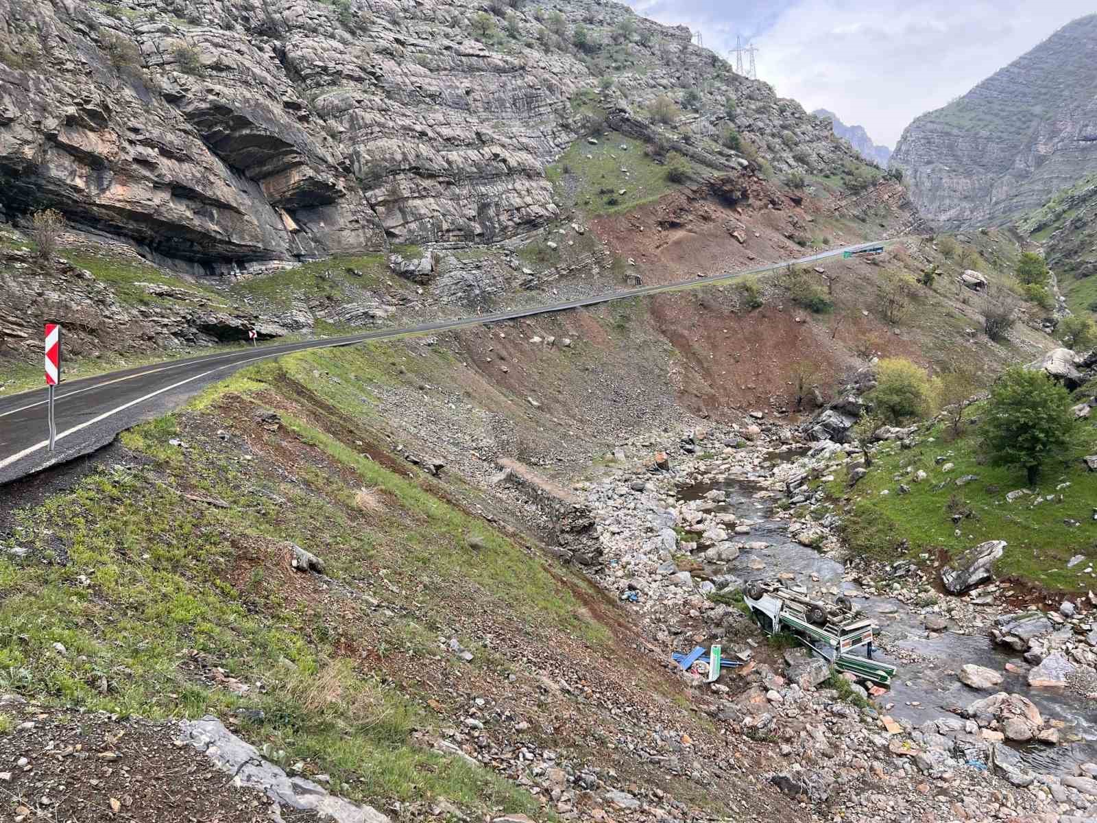 Şırnak’ta araç Habur Çayına devrildi: 2 yaralı