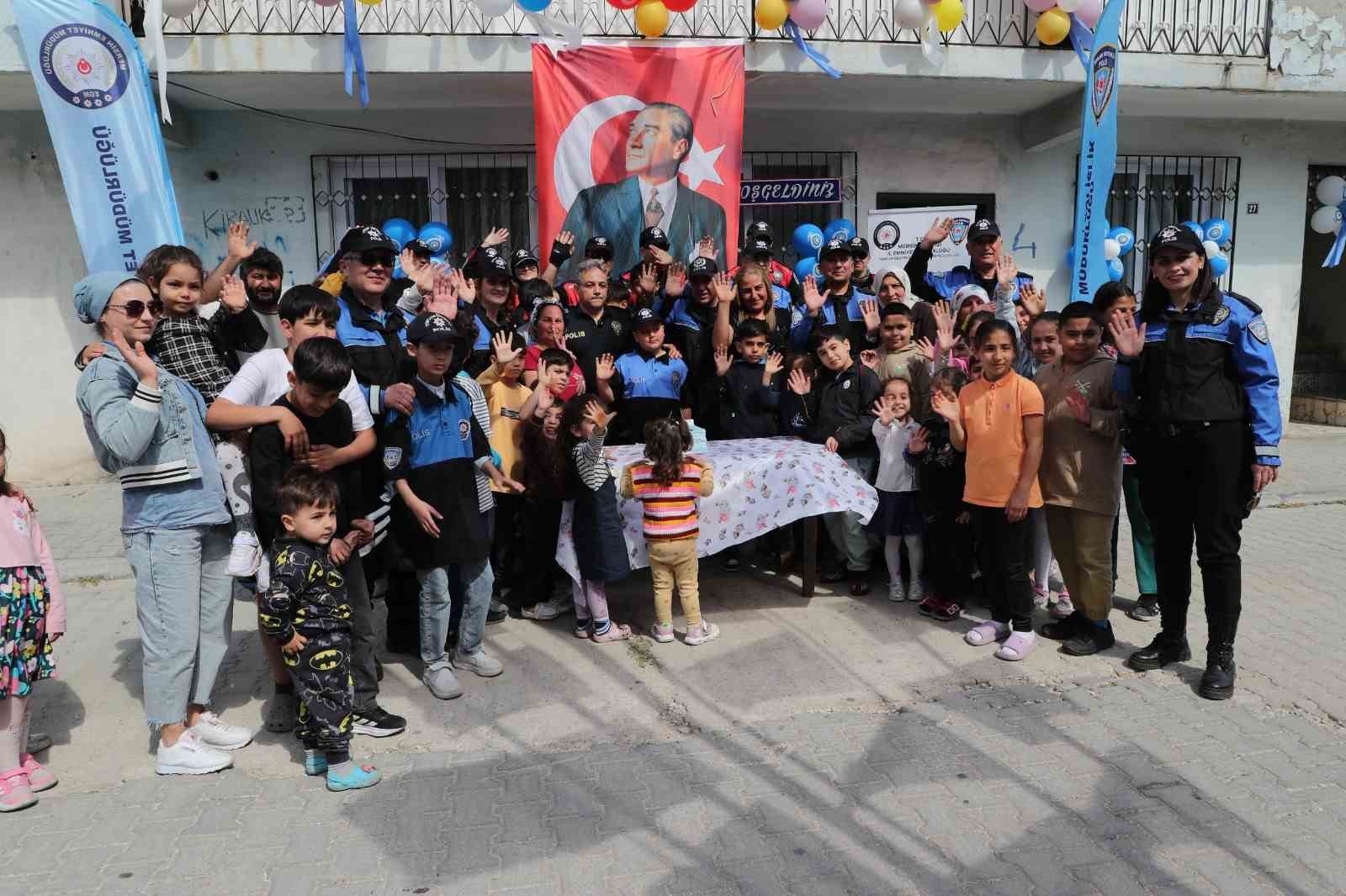 Mersin polisinden 9 yaşındaki Bahri’ye sürpriz doğum günü kutlaması
