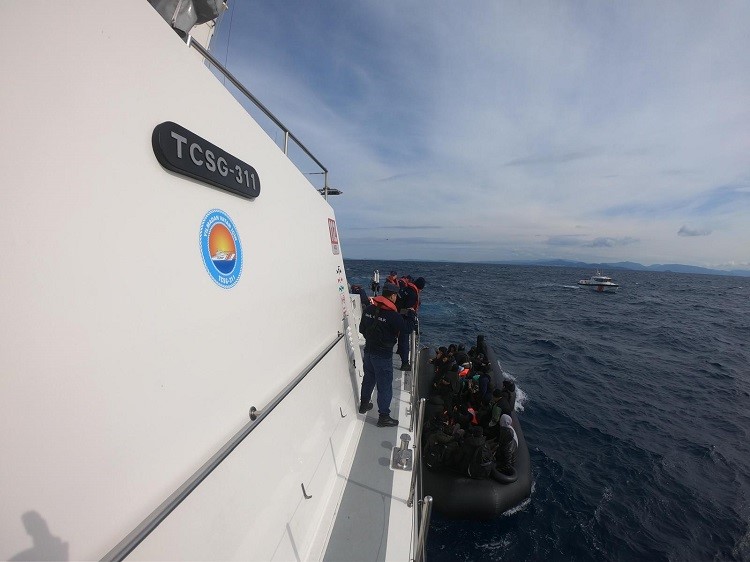 İzmir açıklarında 41 düzensiz göçmen yakalandı