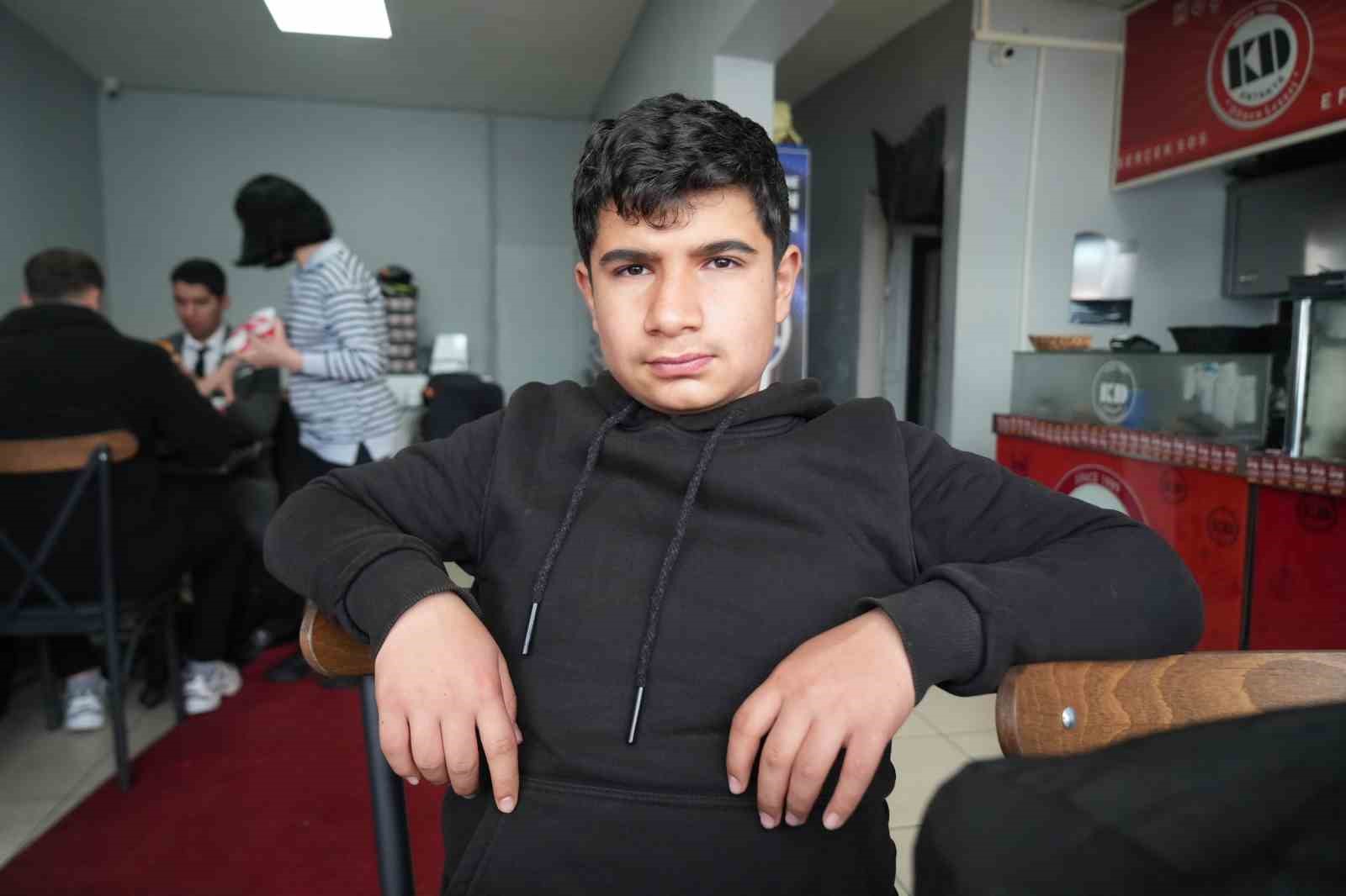 Tüp yüklü kamyoneti durdurarak faciayı önleyen 13 yaşındaki Yusuf, o anları anlattı