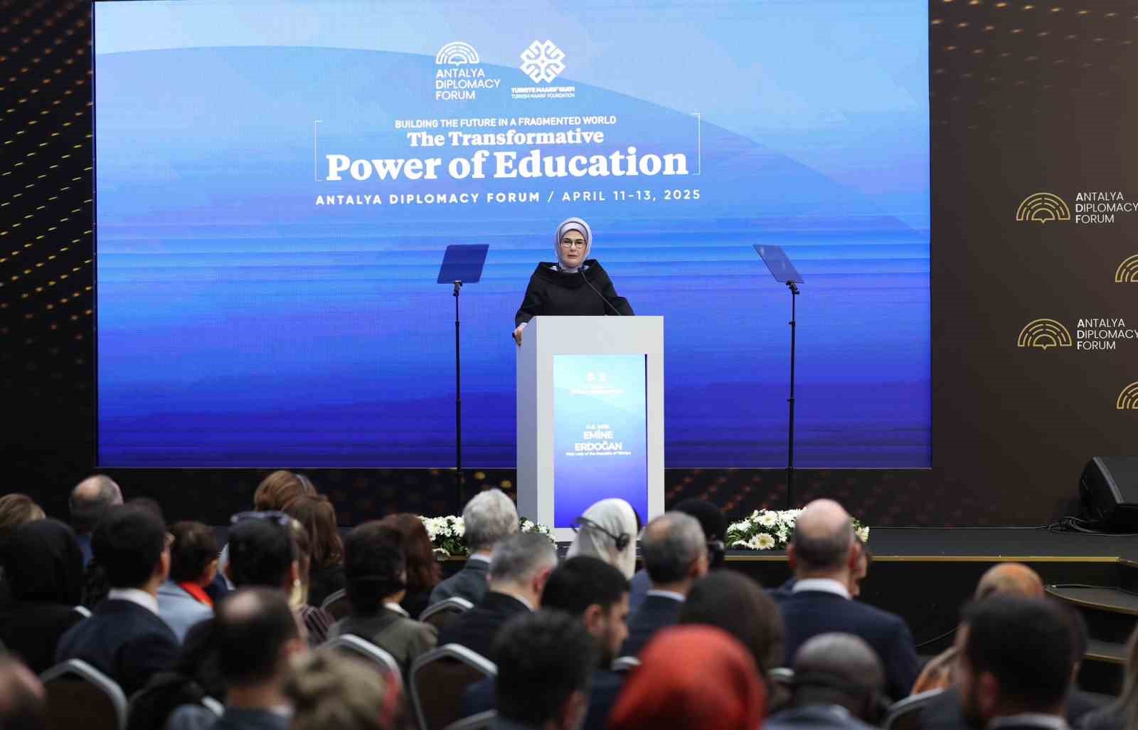 Emine Erdoğan’dan "Ayrışan Dünyada Geleceği İnşa Etmek: Eğitimin Dönüştürücü Gücü" paneline dair paylaşım
